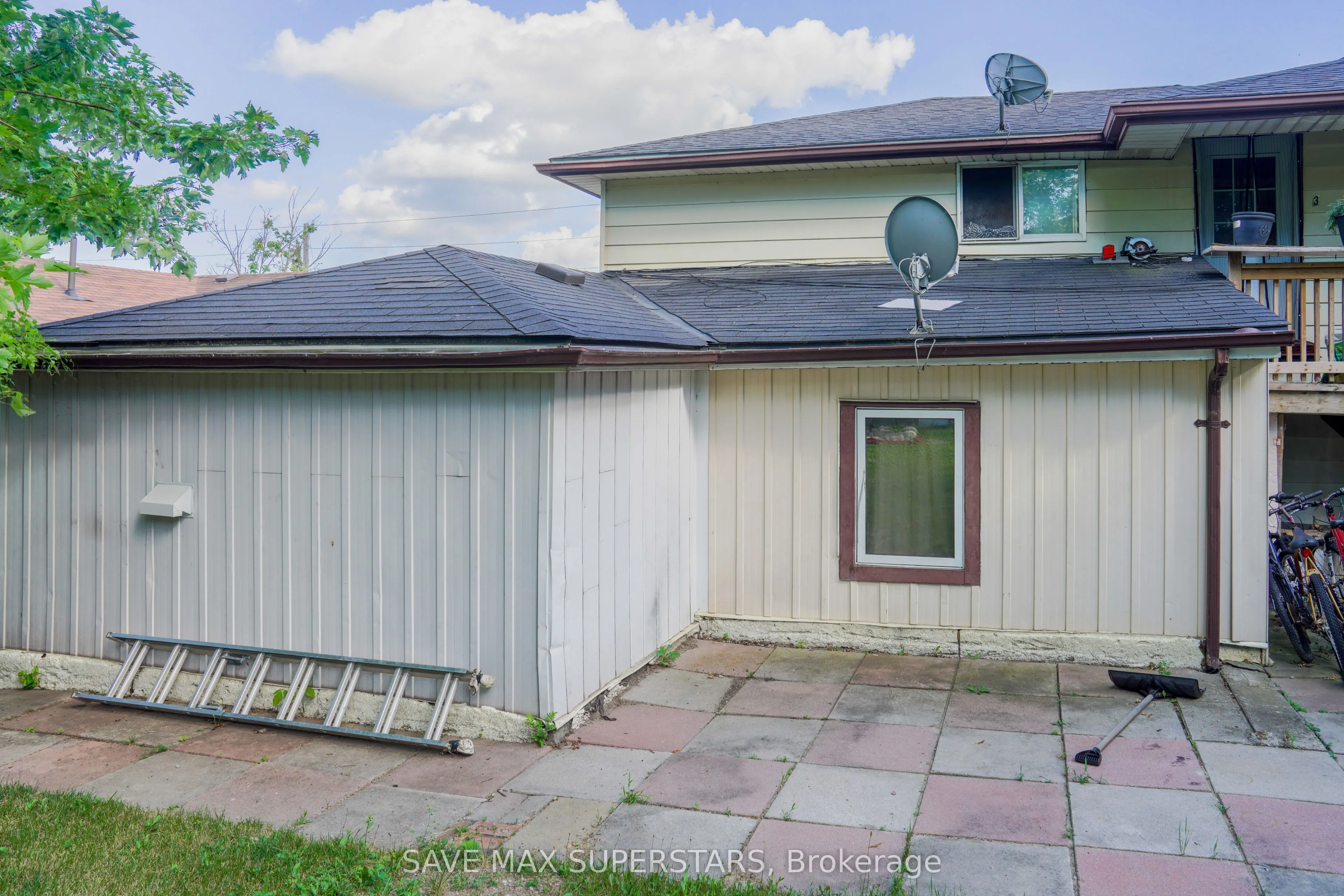 93 John Street E