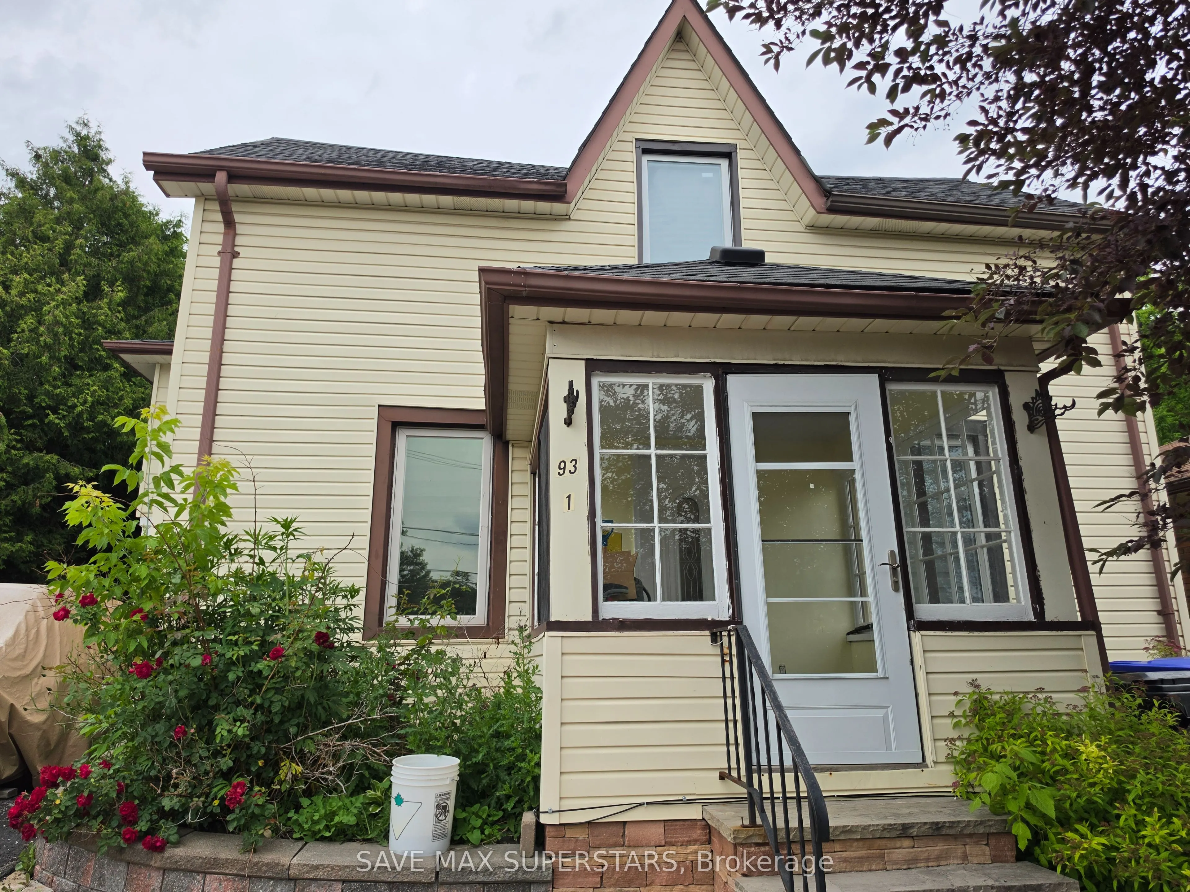 93 John Street E