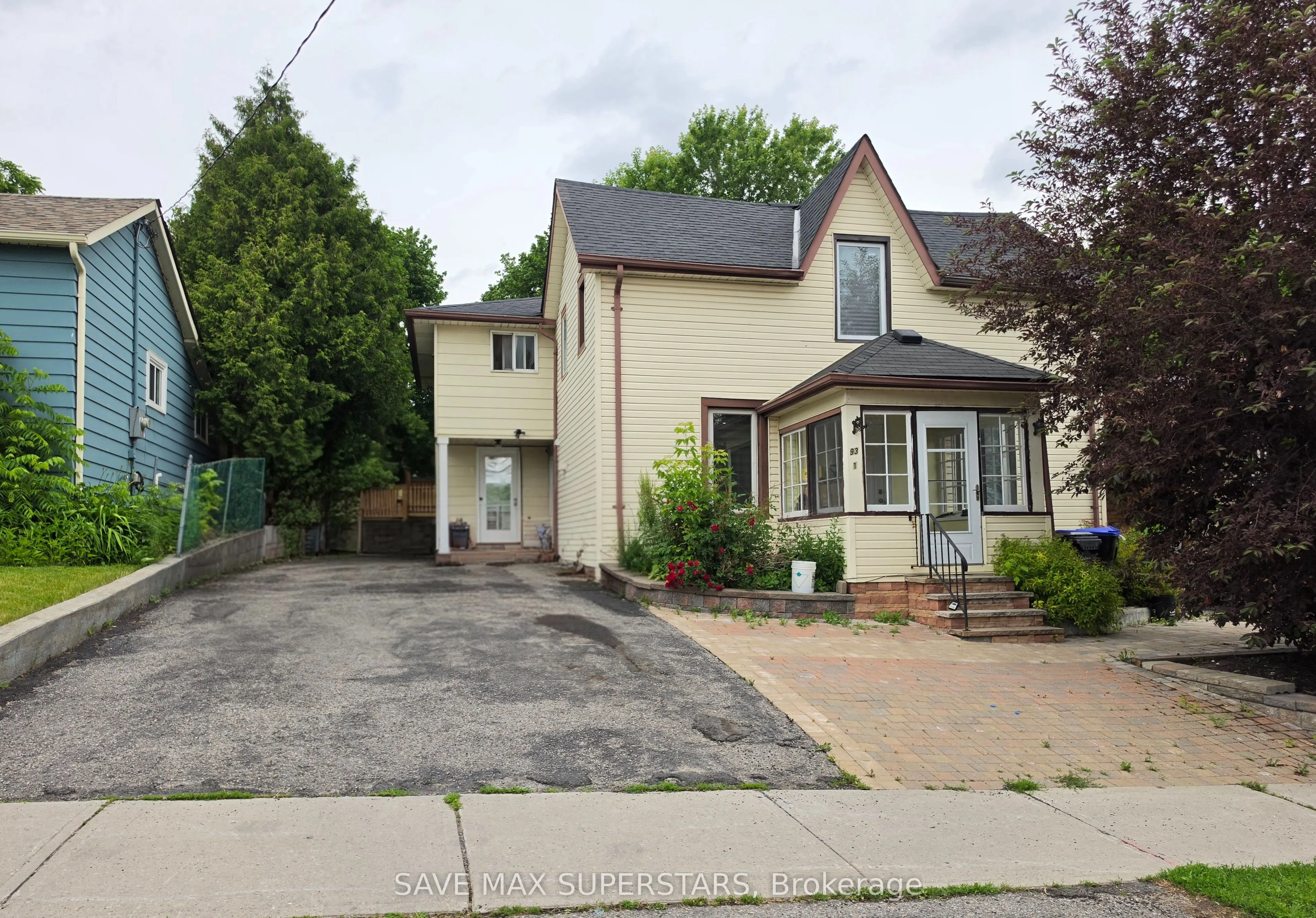 93 John Street E
