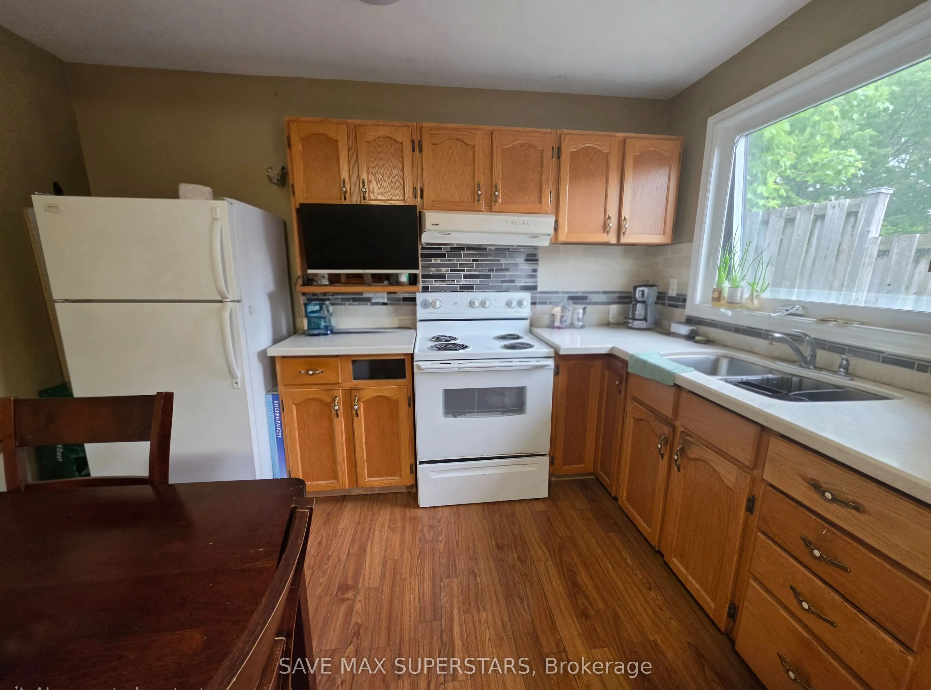 93 John Street E