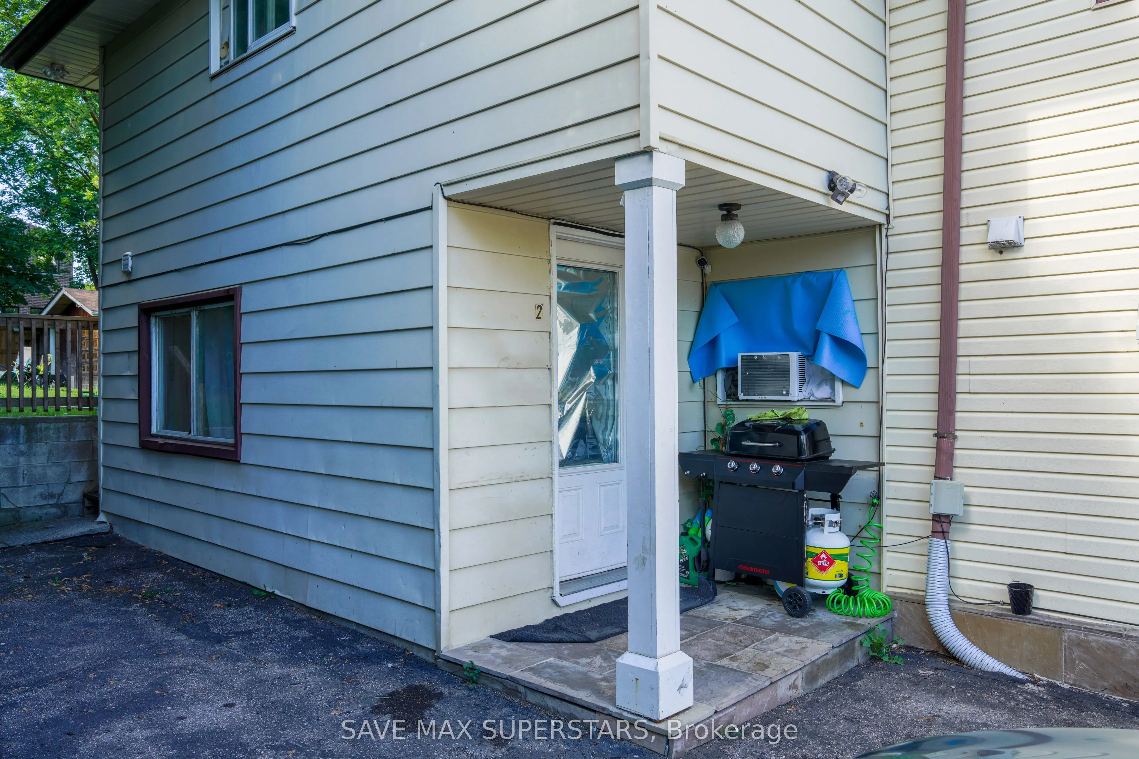 93 John Street E