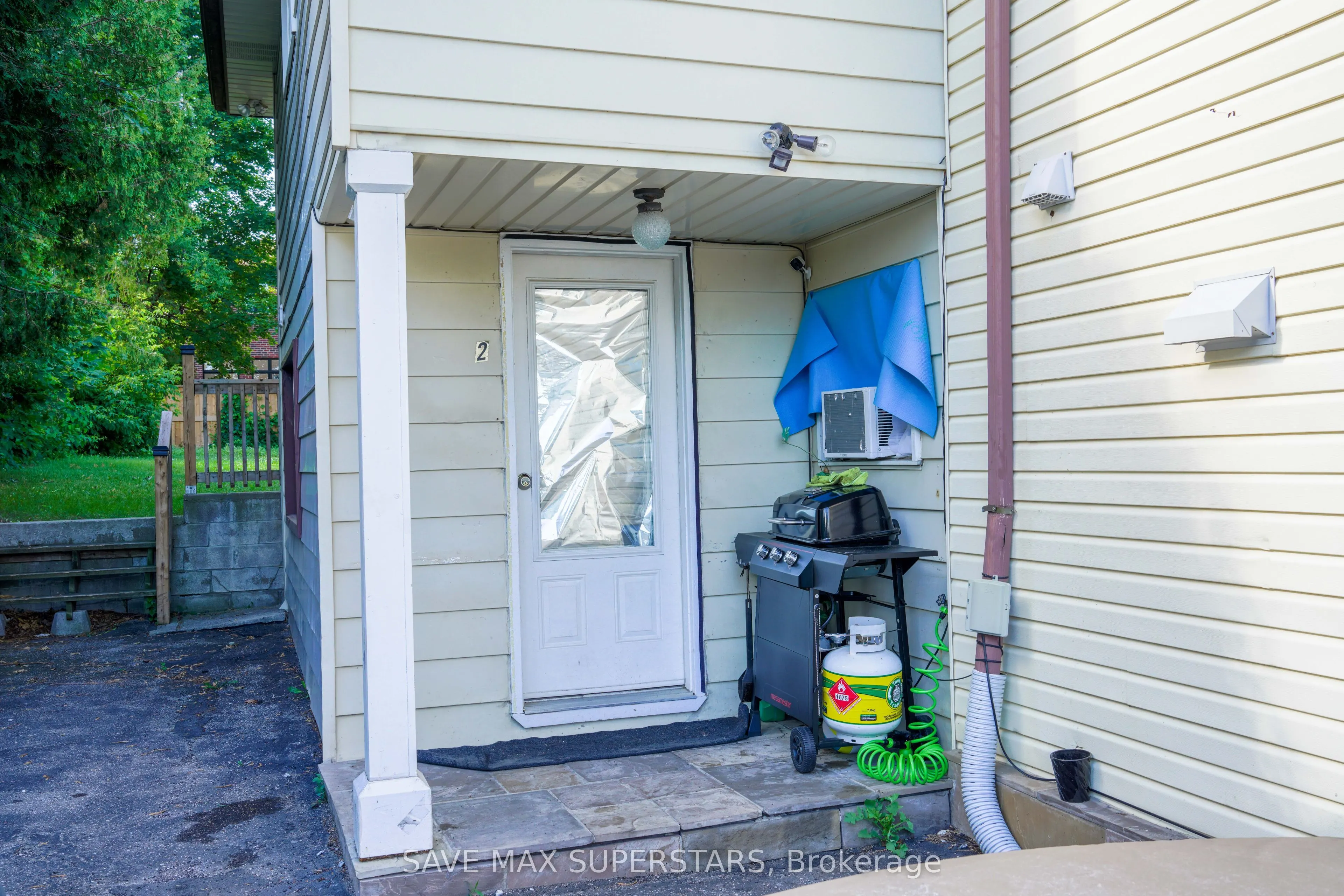 93 John Street E