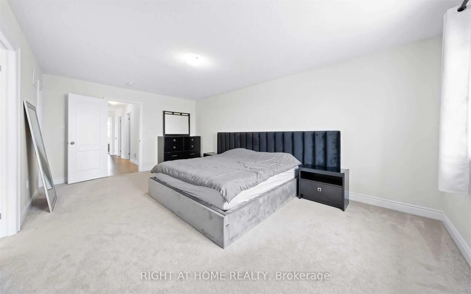 1172 Peelar Crescent