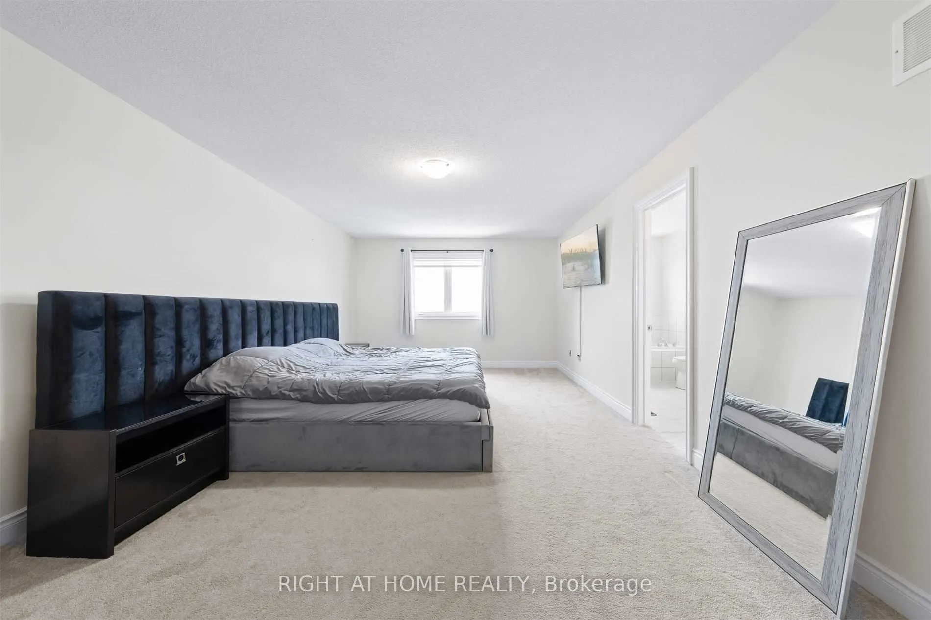 1172 Peelar Crescent