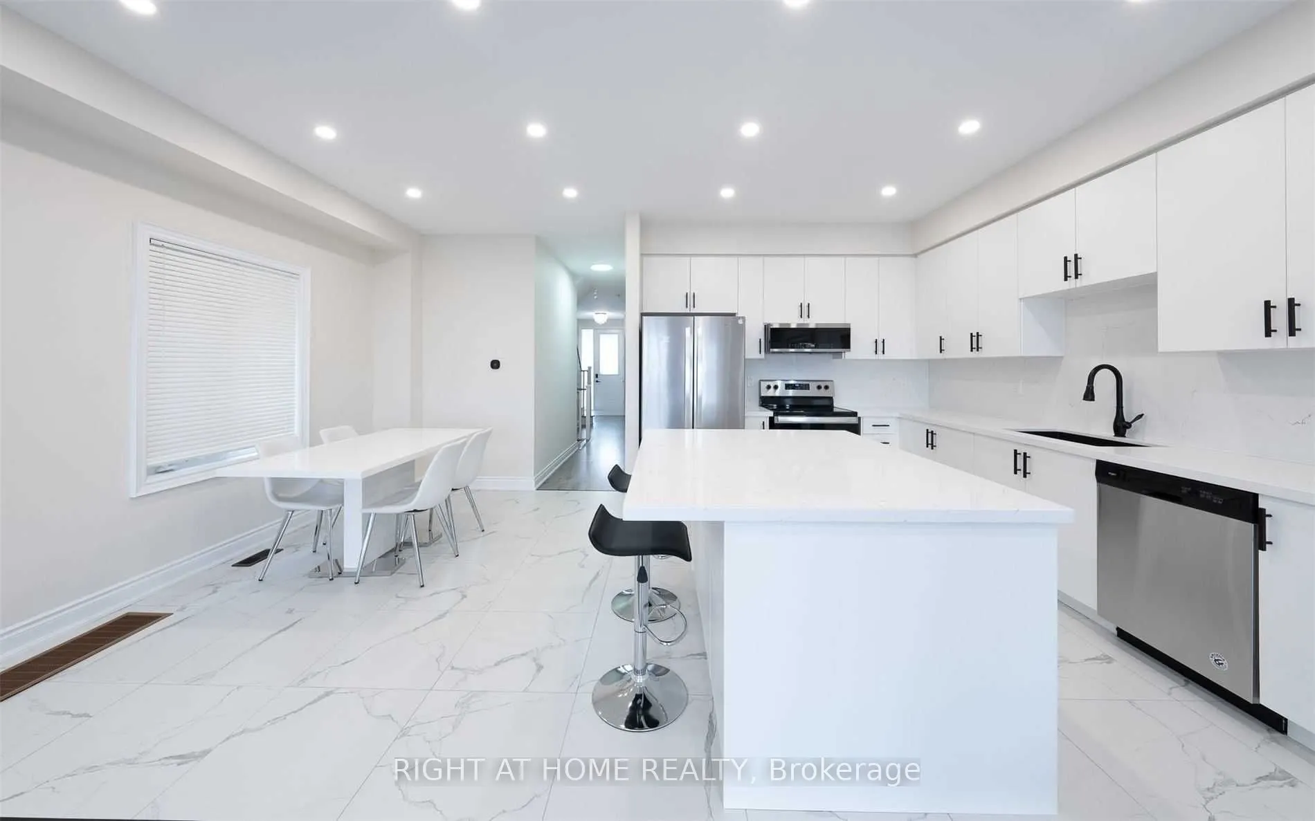 1172 Peelar Crescent
