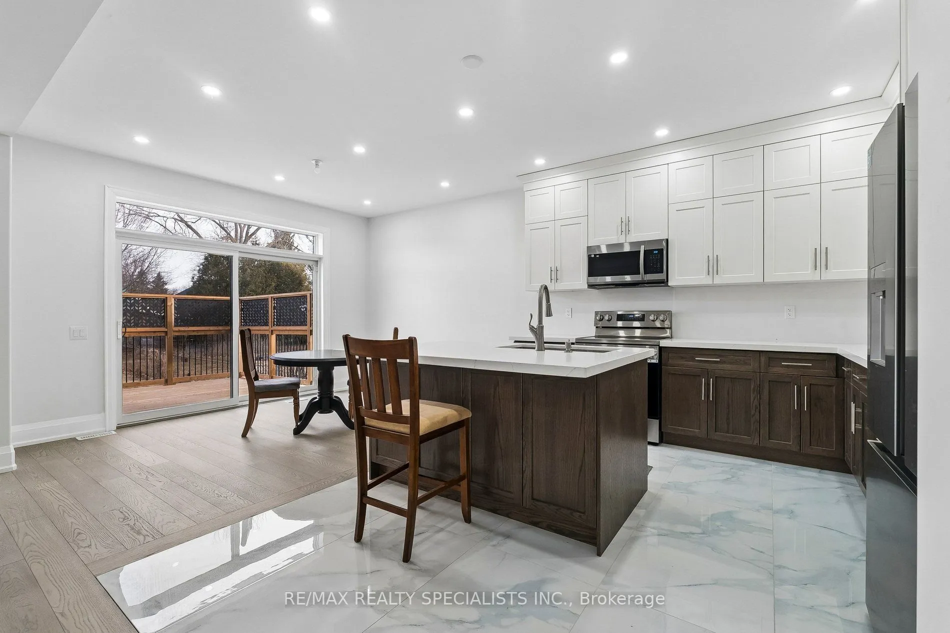 44 Albert Street W