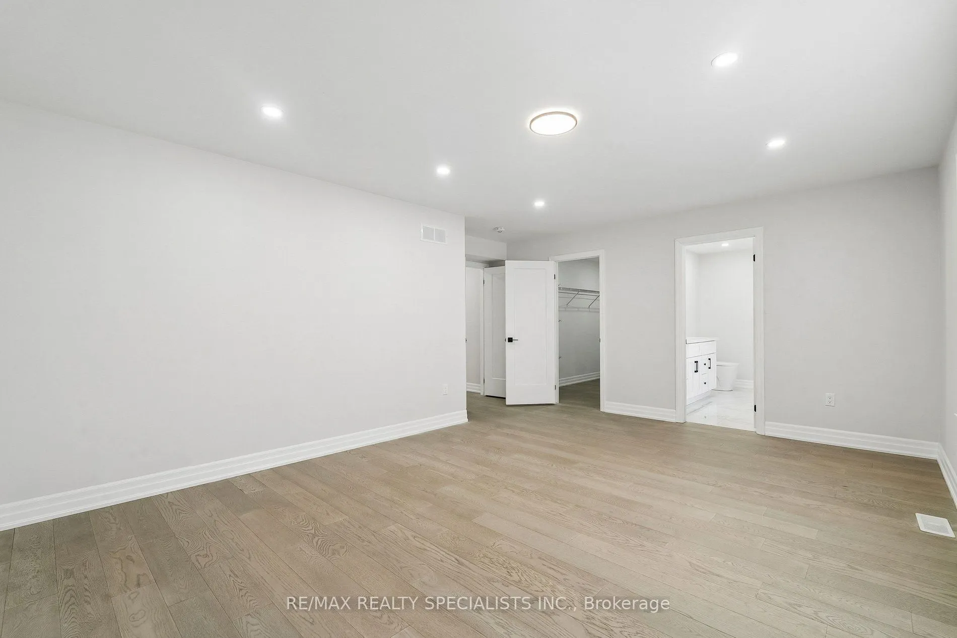 44 Albert Street W