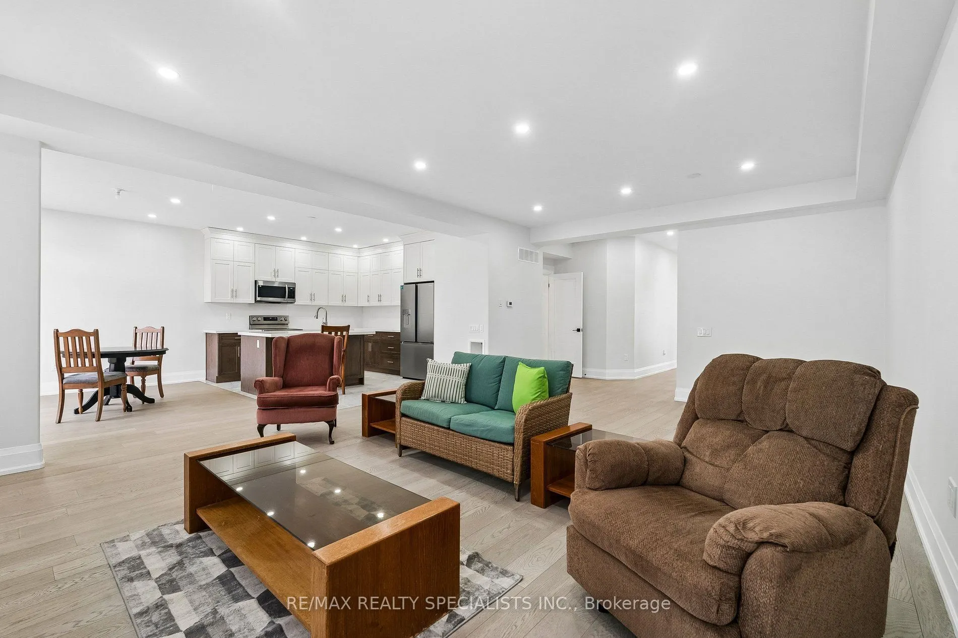 44 Albert Street W