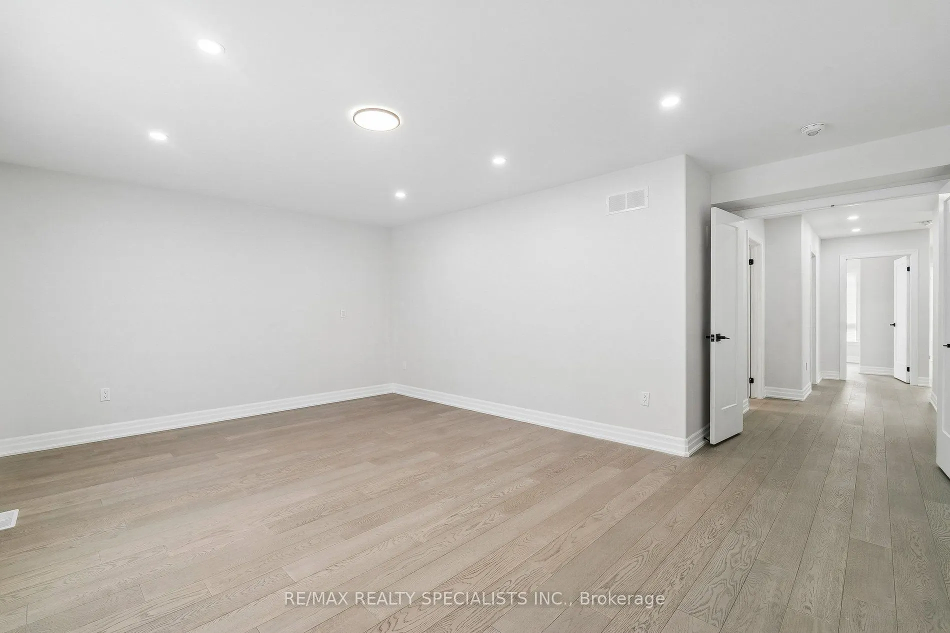 44 Albert Street W