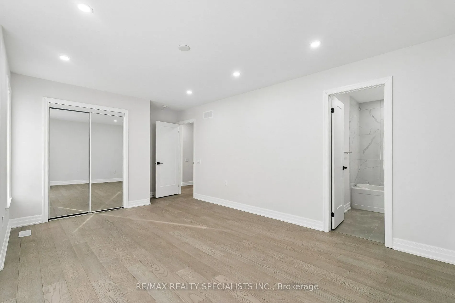 44 Albert Street W
