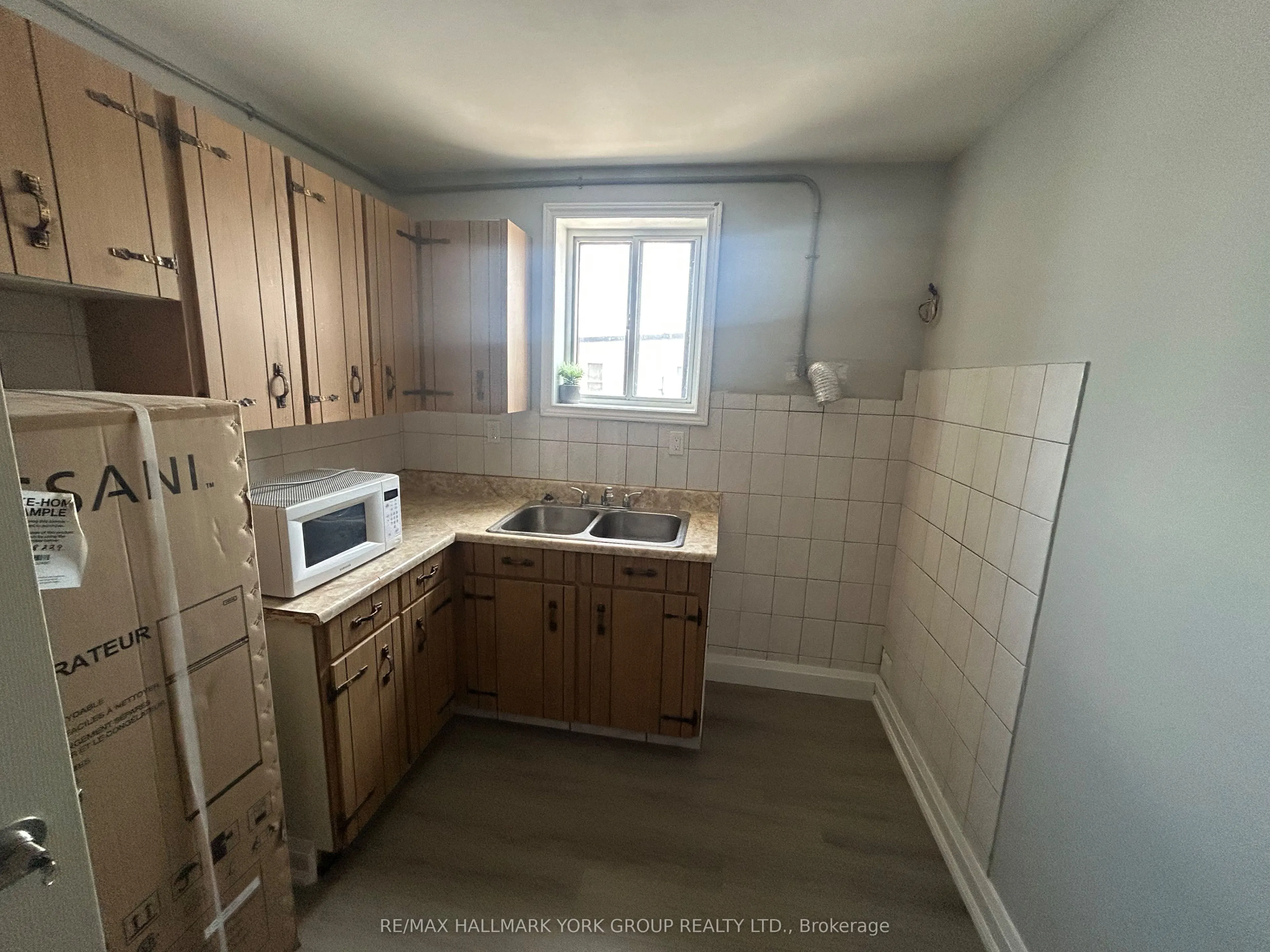 37 Holland Street W #1