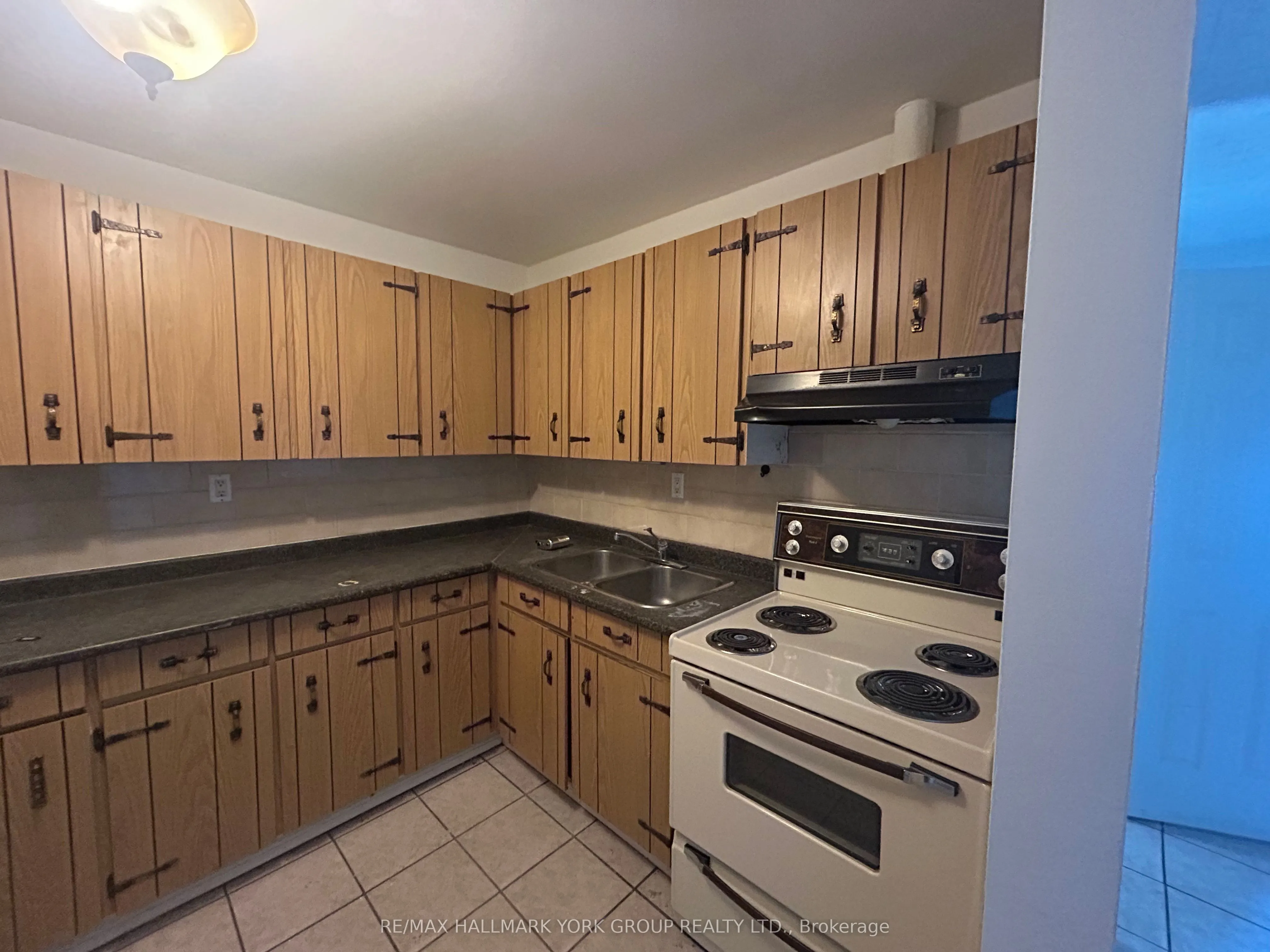 37 Holland Street W #3