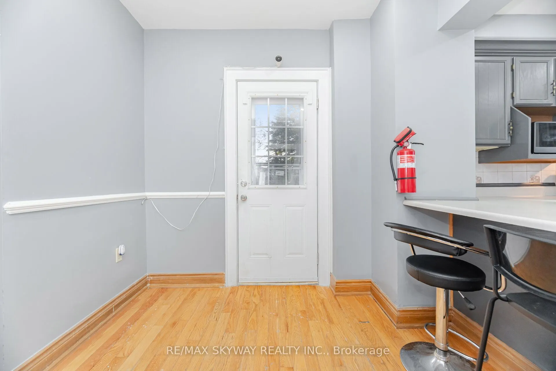 102 Queen Street S