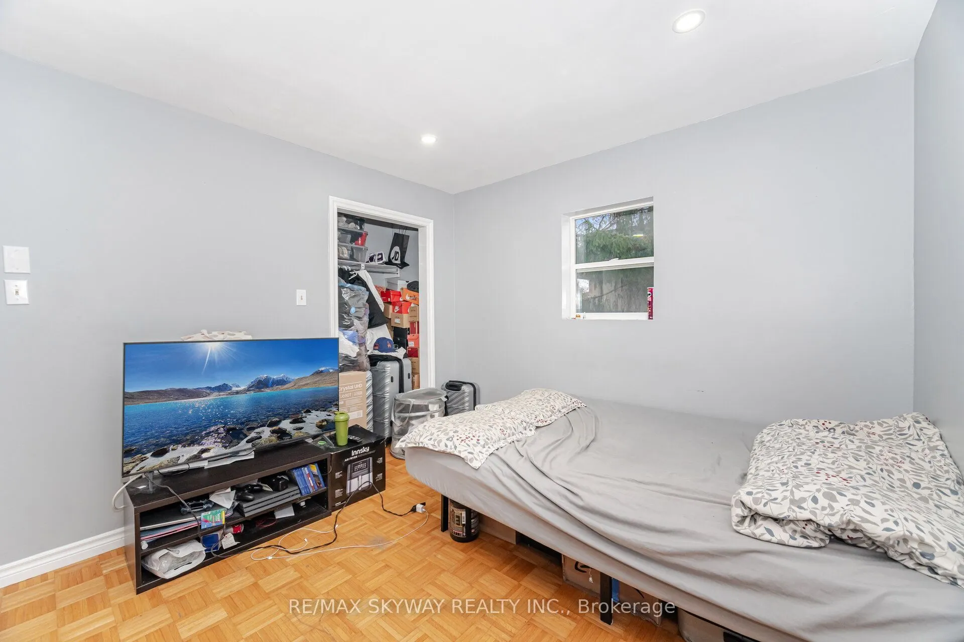 102 Queen Street S