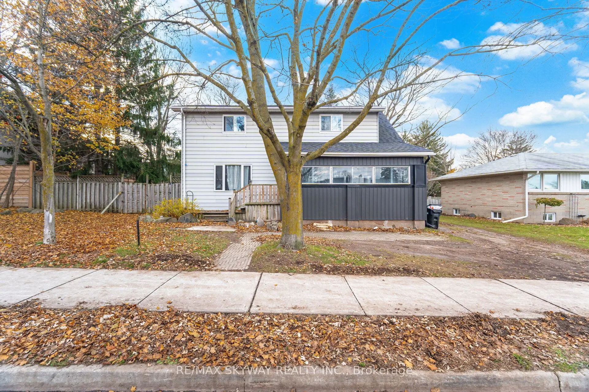 102 Queen Street S