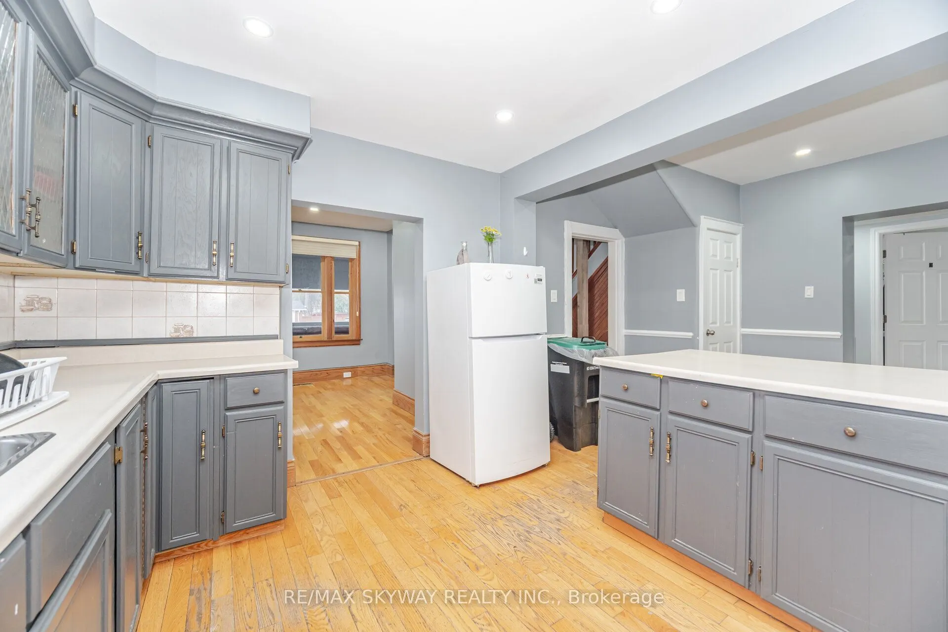 102 Queen Street S