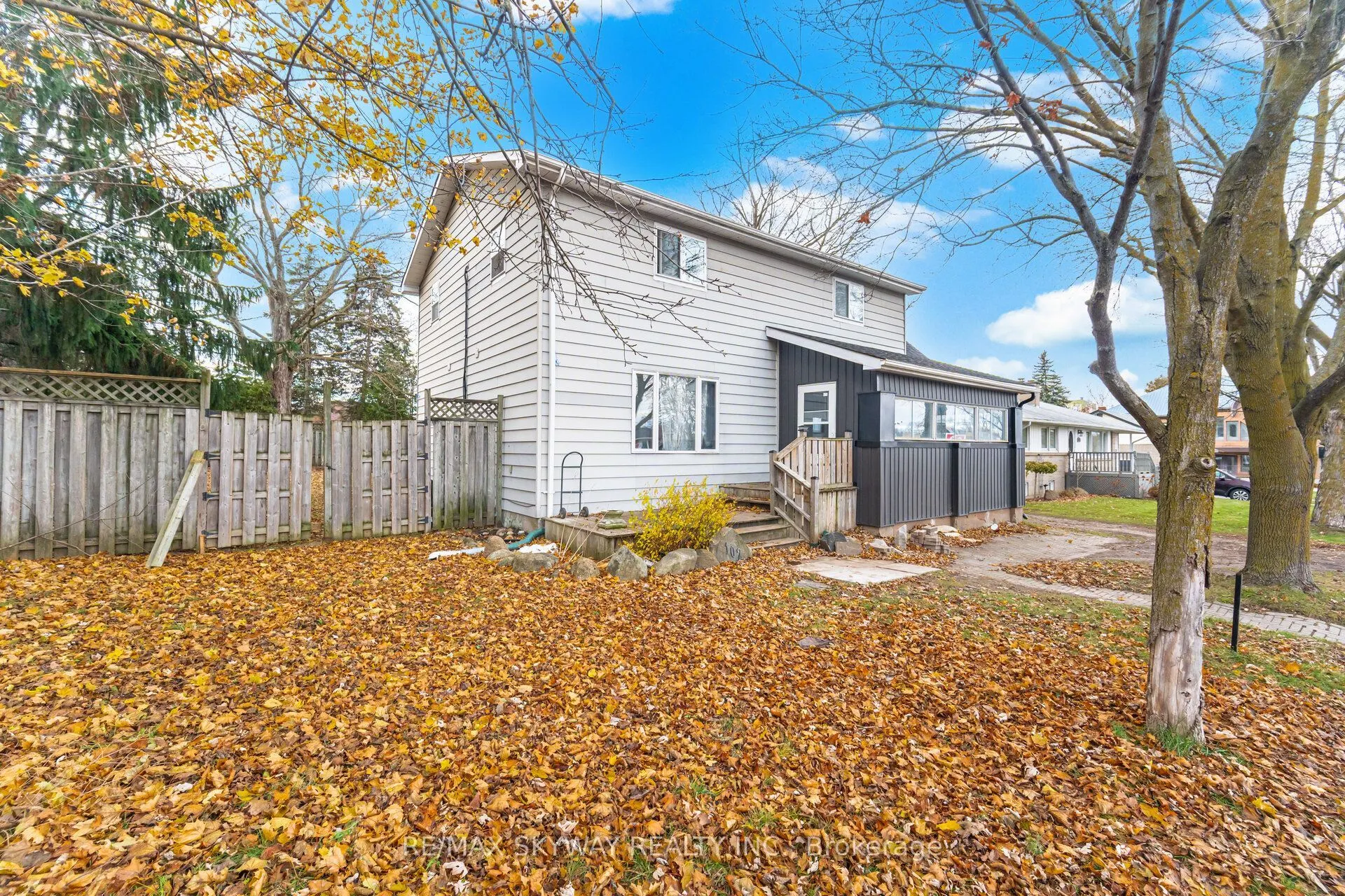 102 Queen Street S