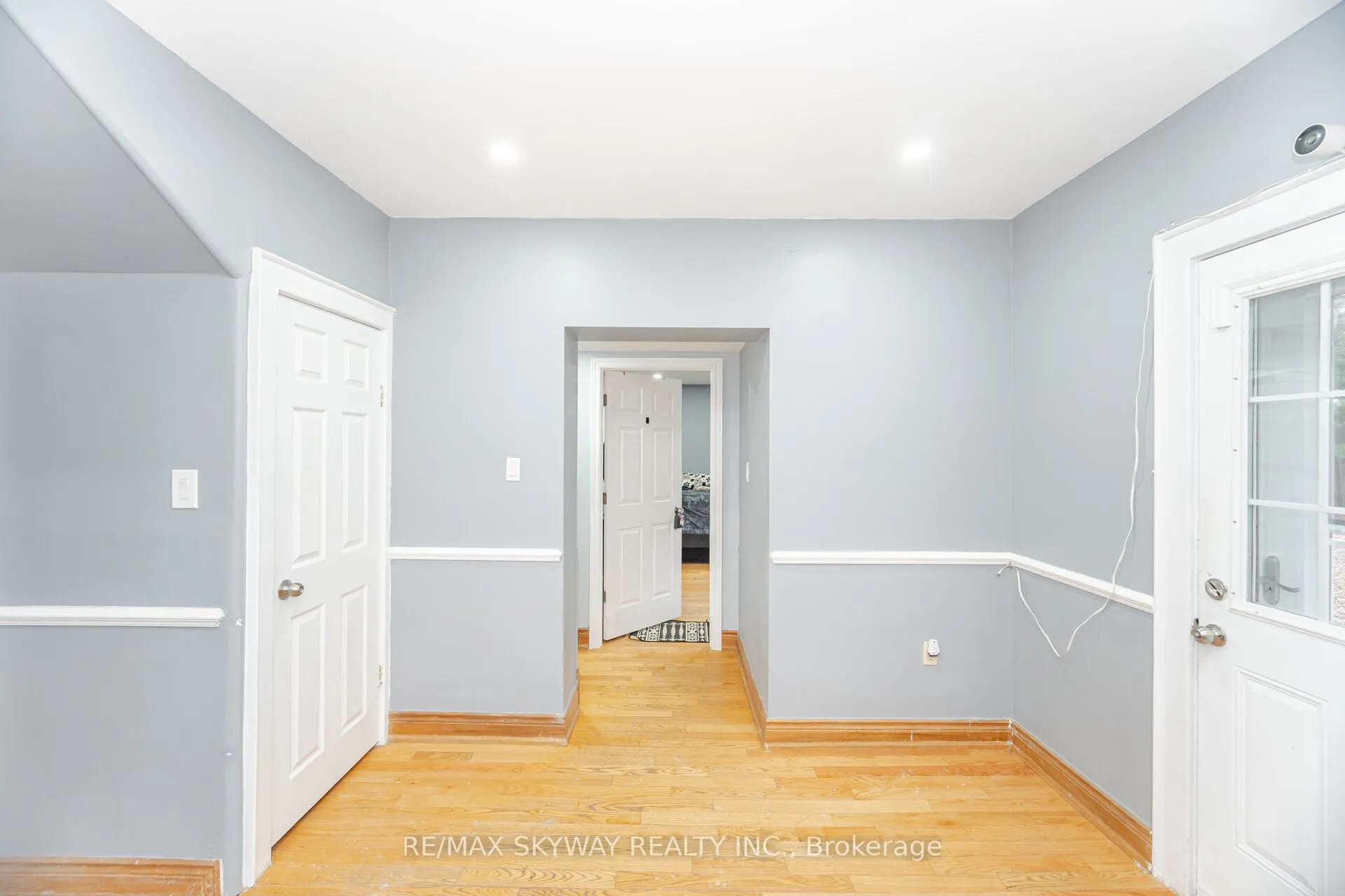 102 Queen Street S
