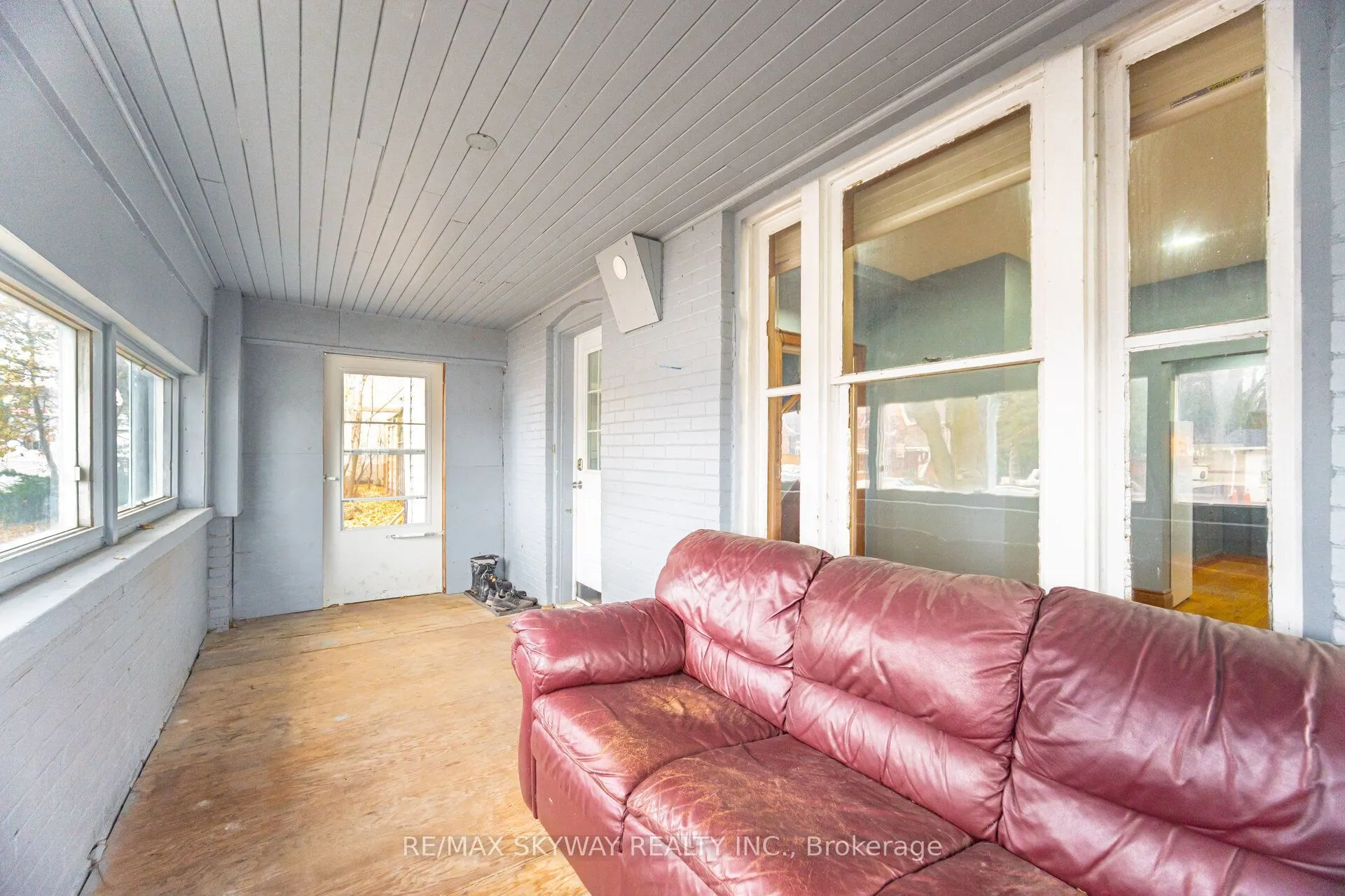 102 Queen Street S