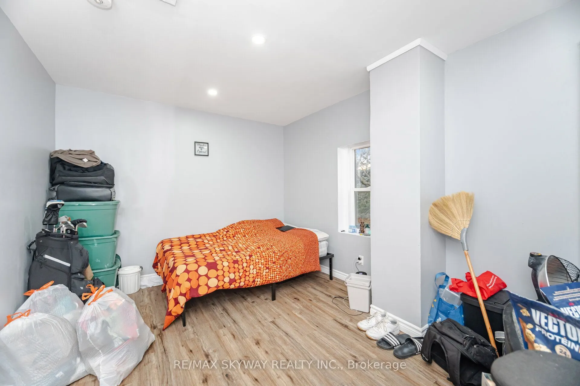 102 Queen Street S