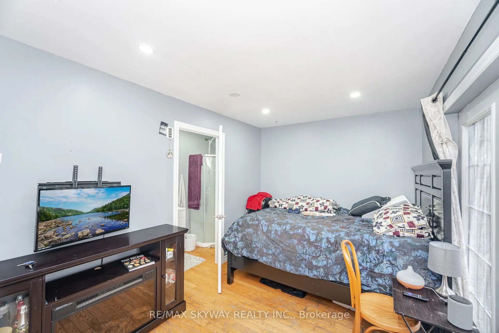102 Queen Street S