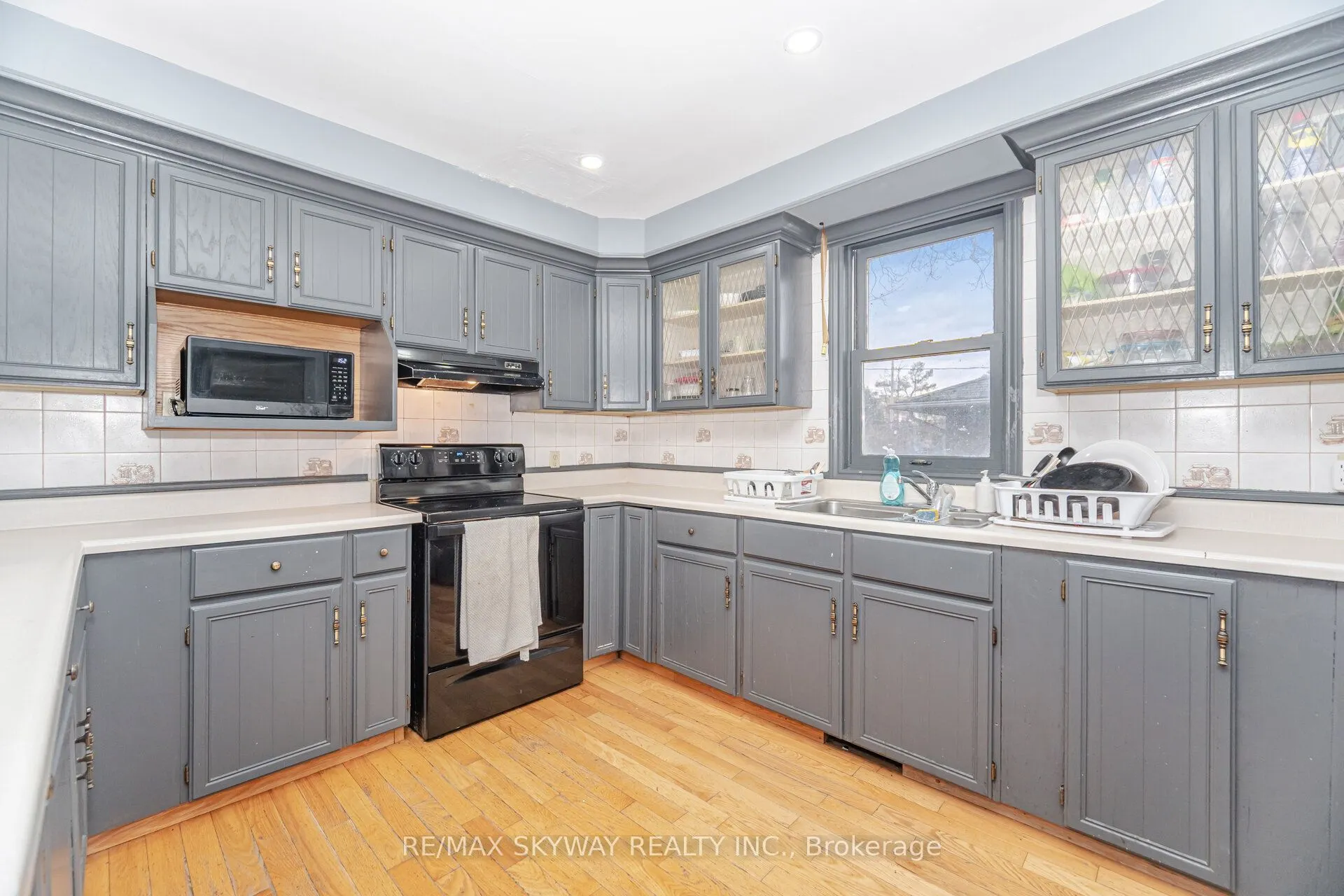 102 Queen Street S