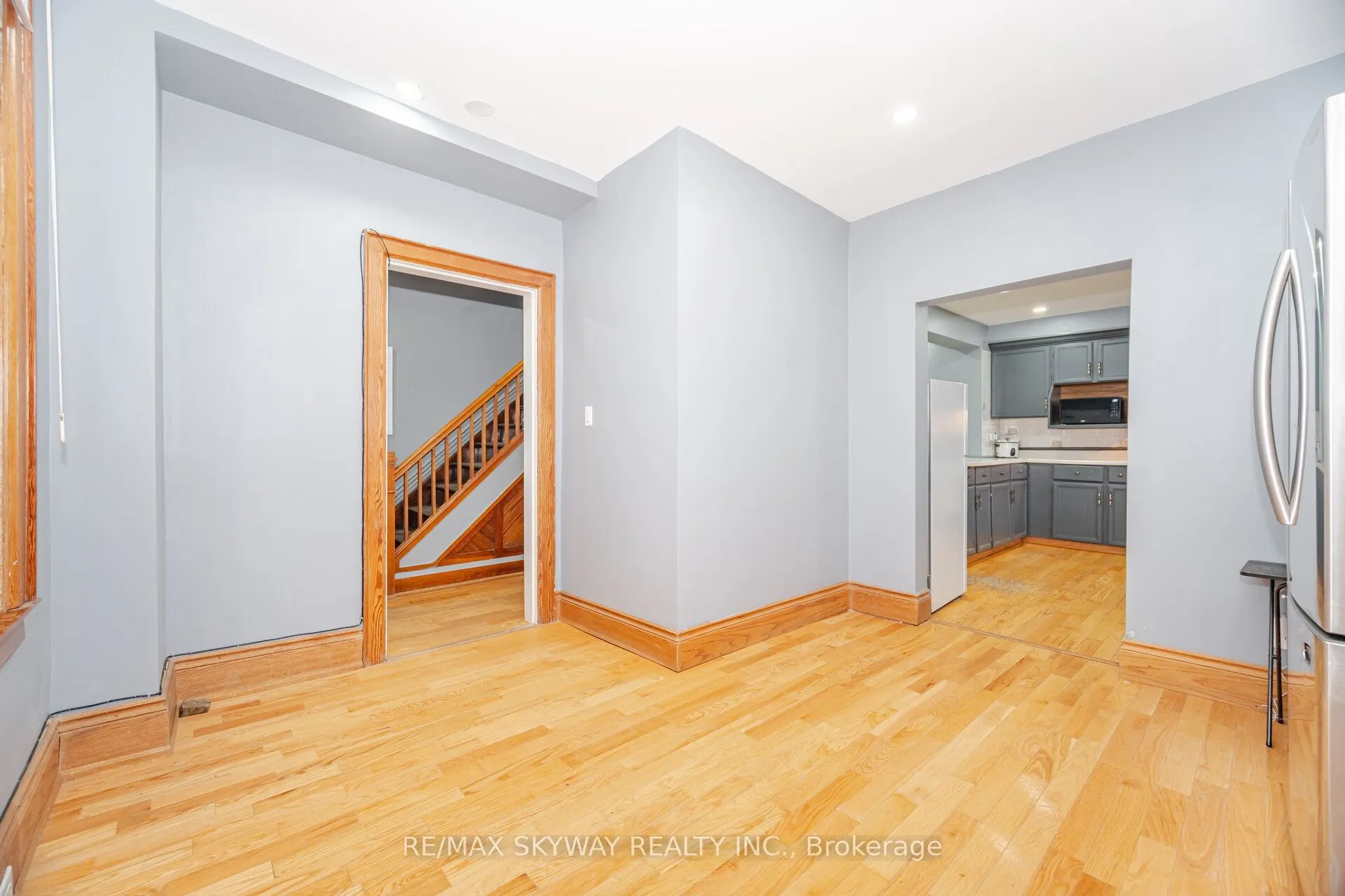 102 Queen Street S