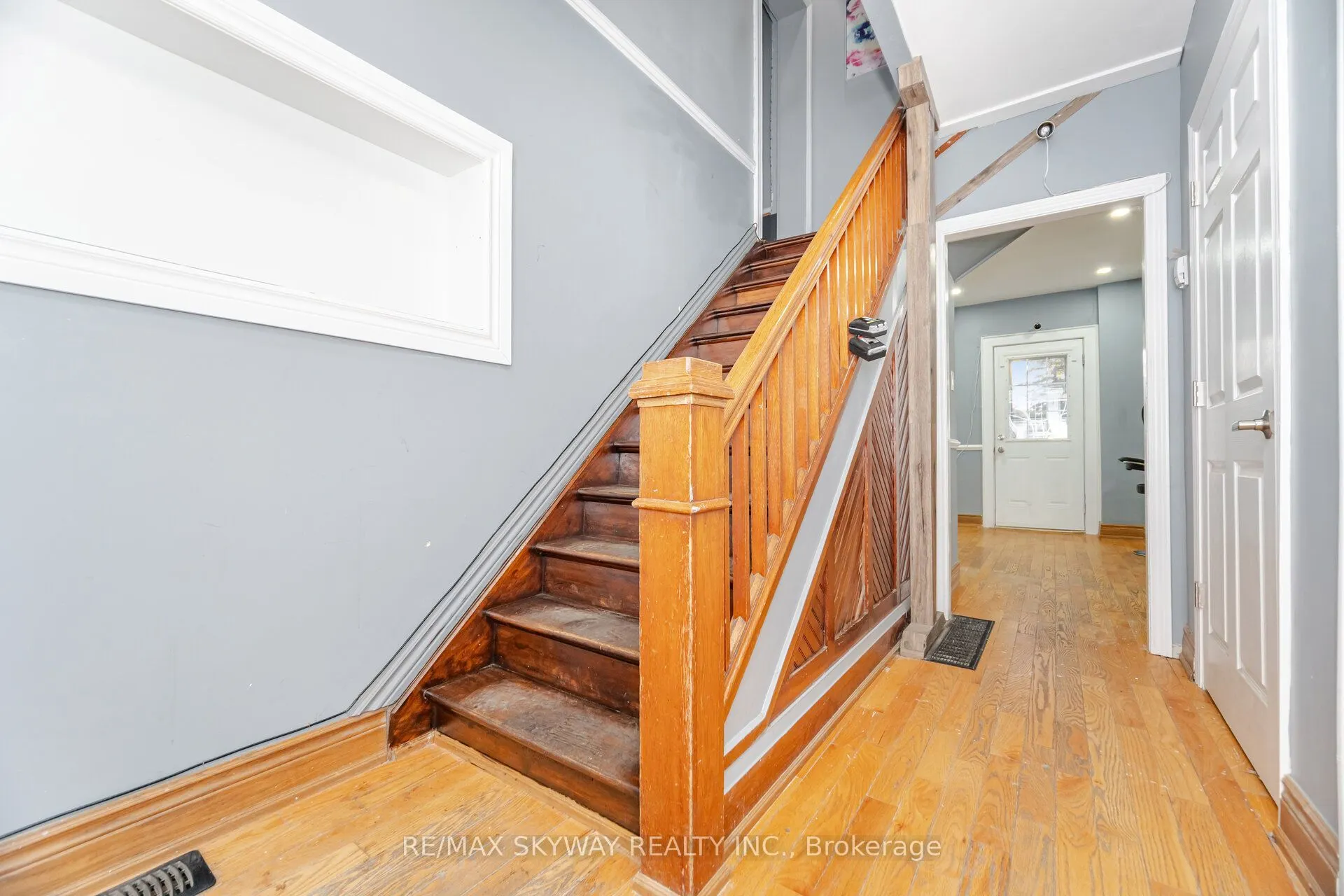102 Queen Street S