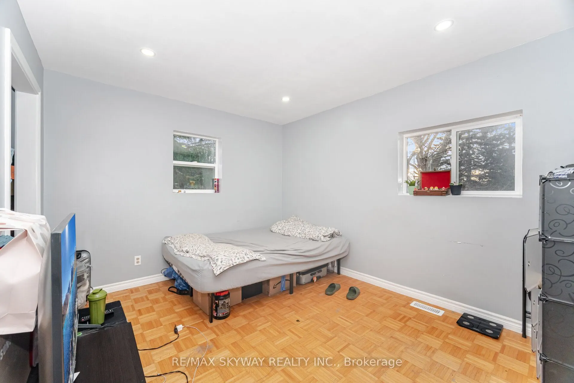 102 Queen Street S