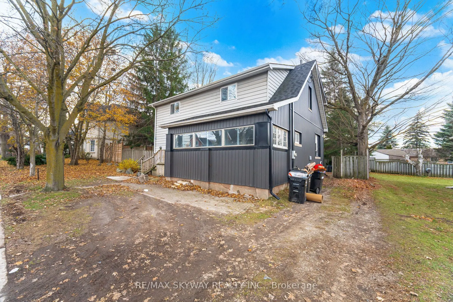 102 Queen Street S