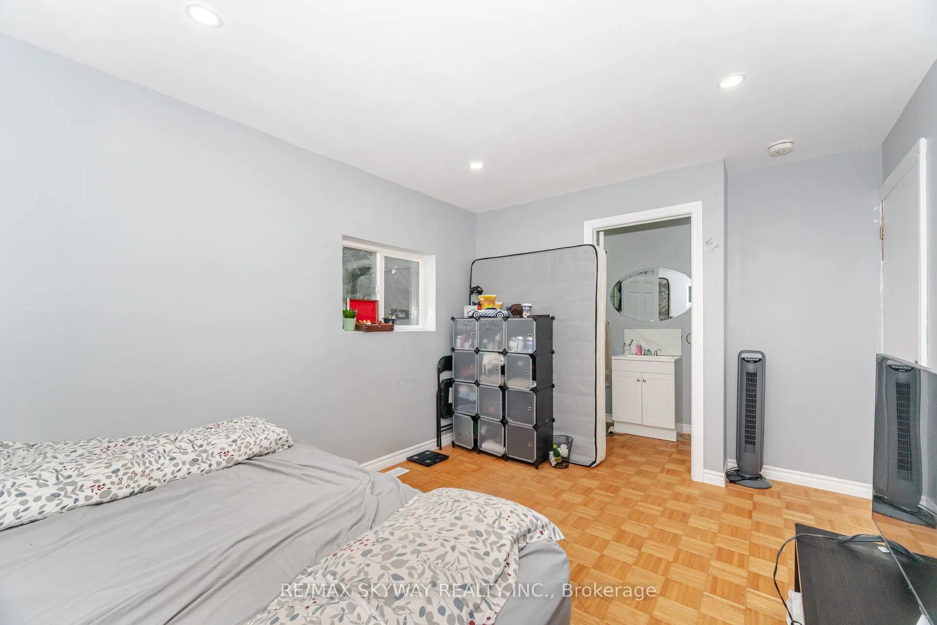 102 Queen Street S