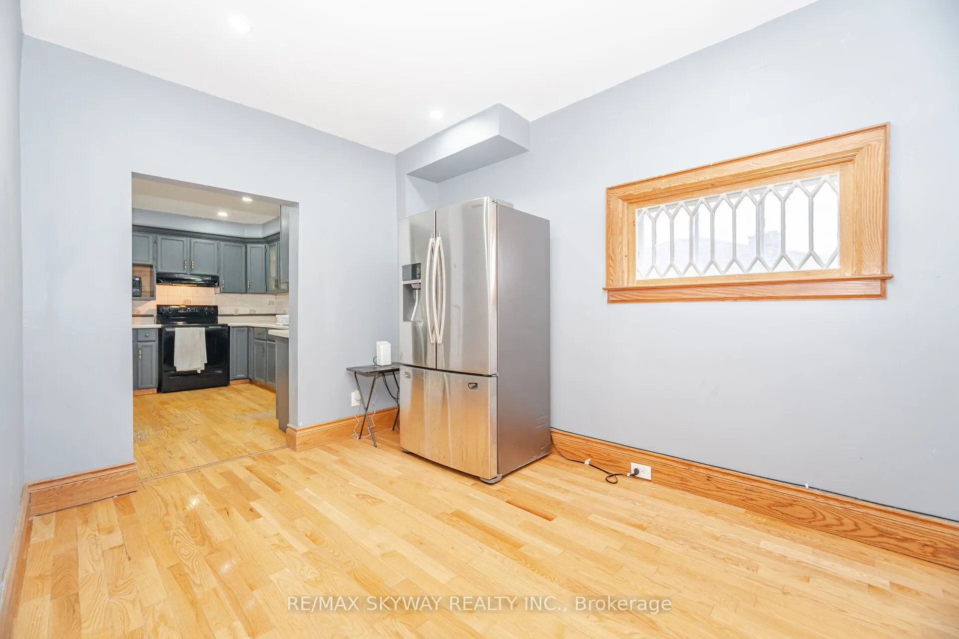 102 Queen Street S