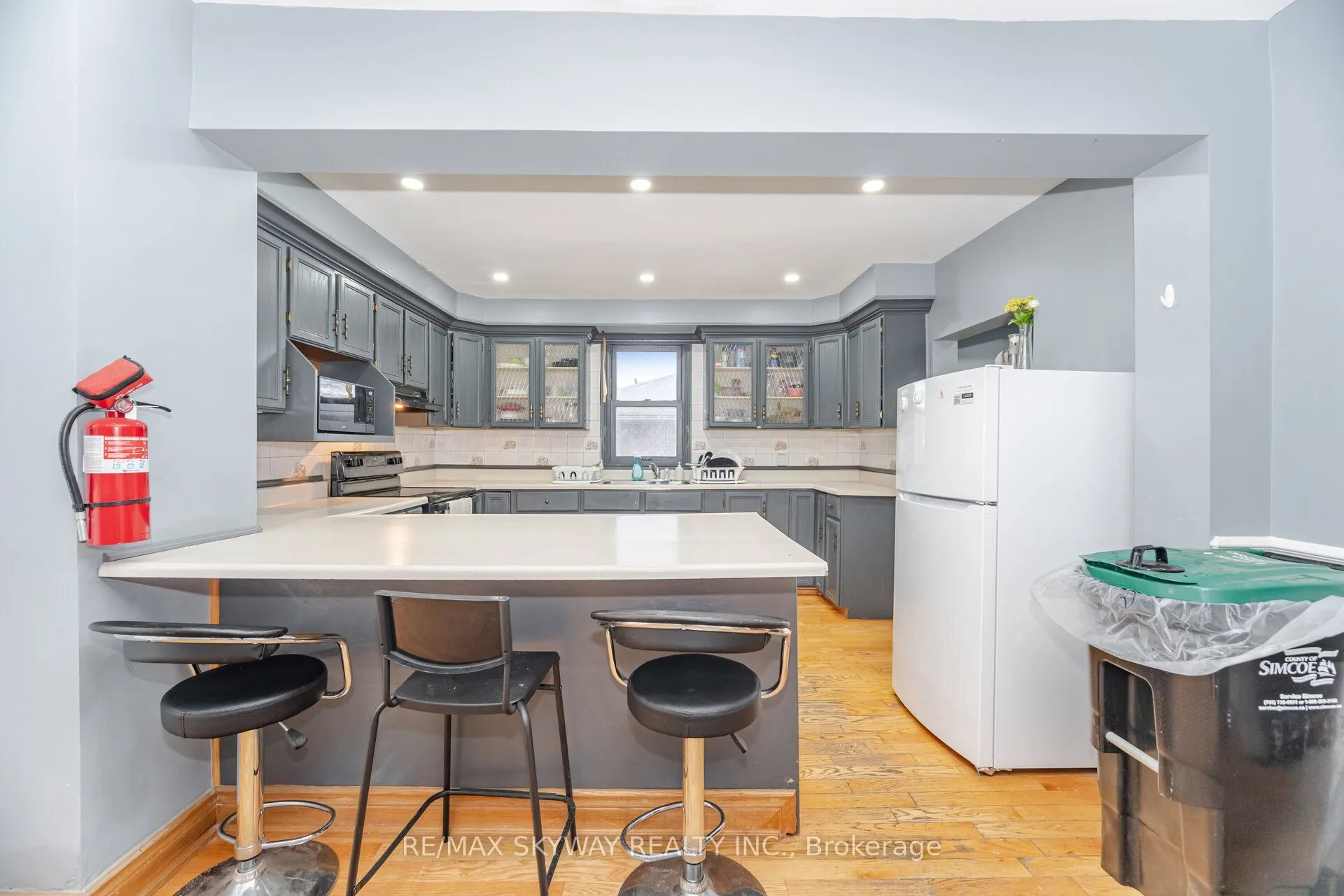 102 Queen Street S