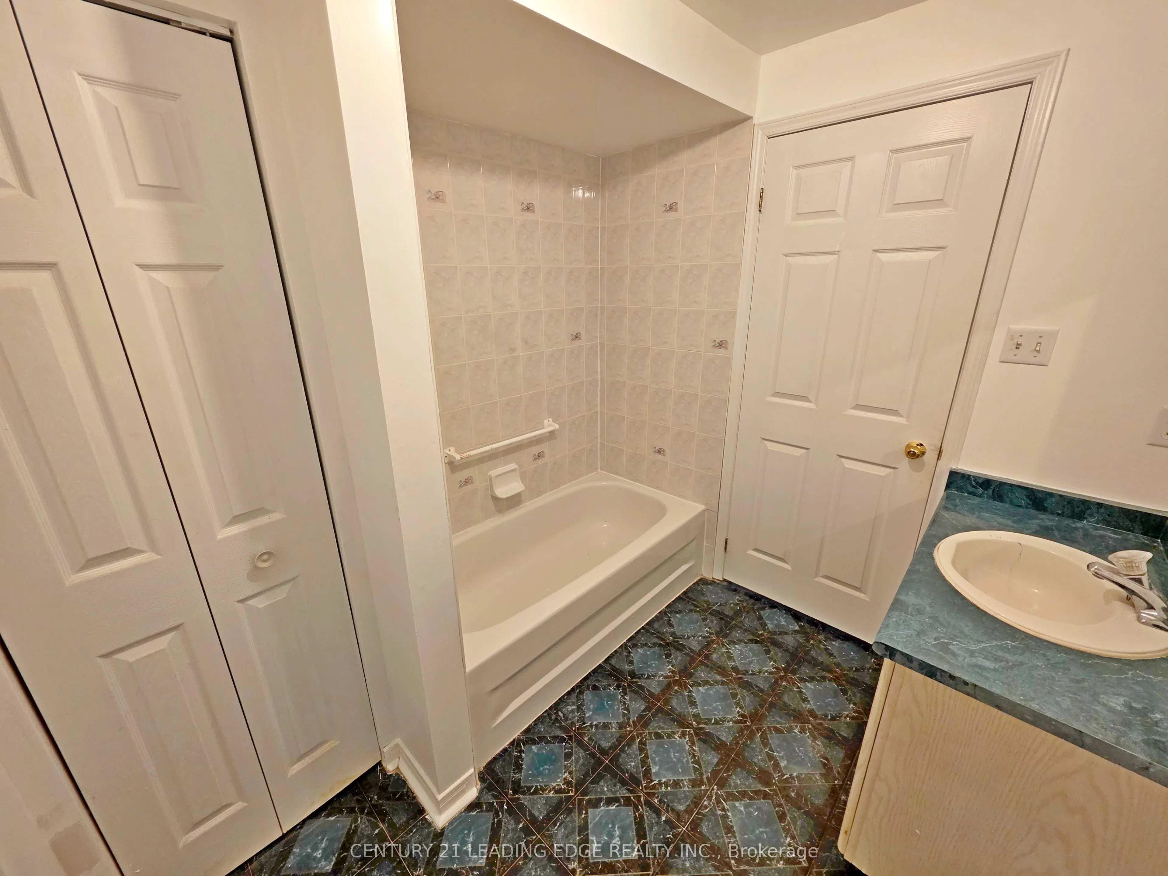 4 Bay Court