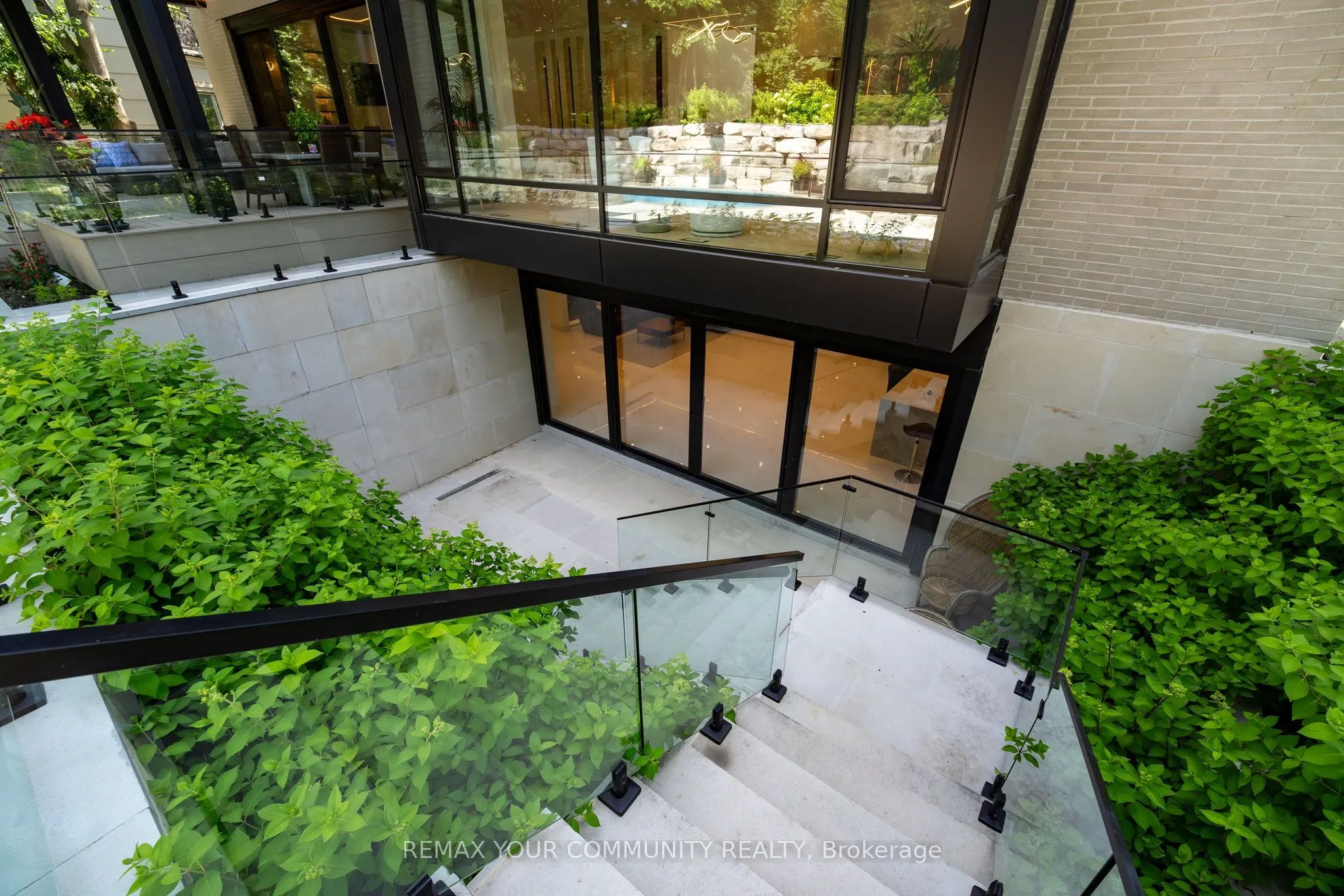 35 Riverside Boulevard