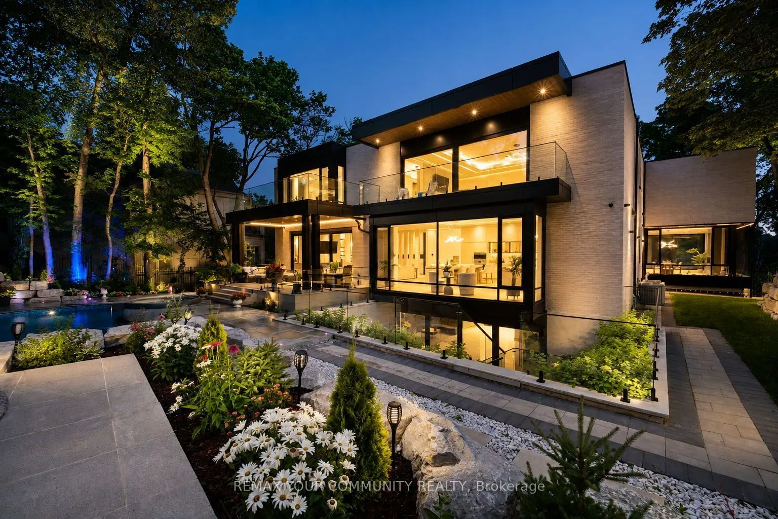 35 Riverside Boulevard