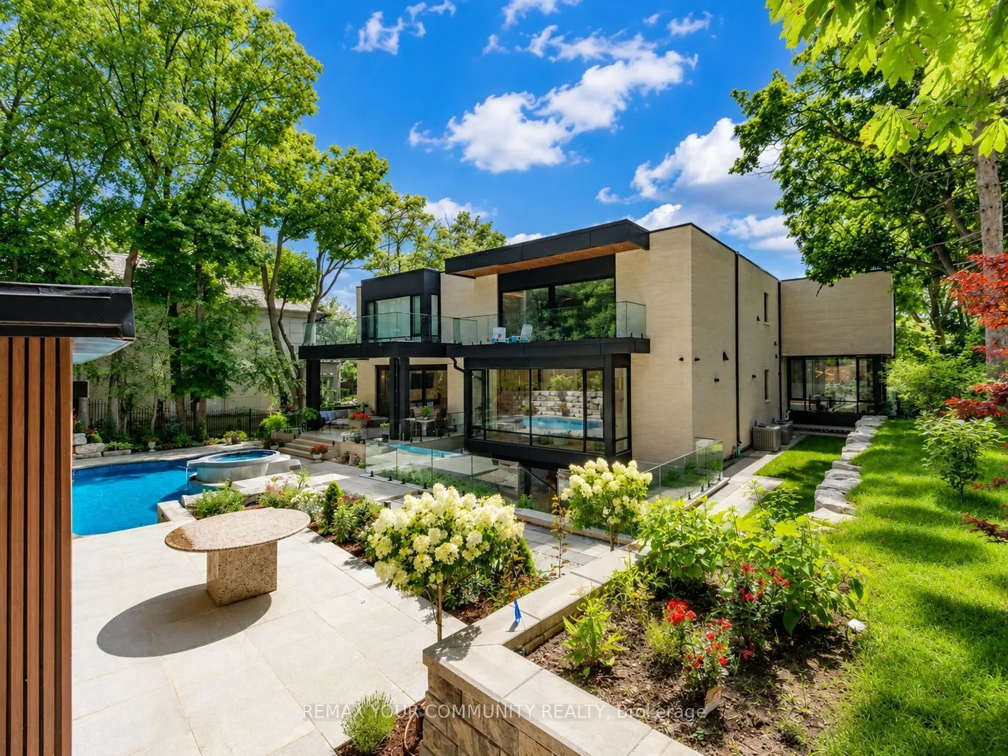 35 Riverside Boulevard