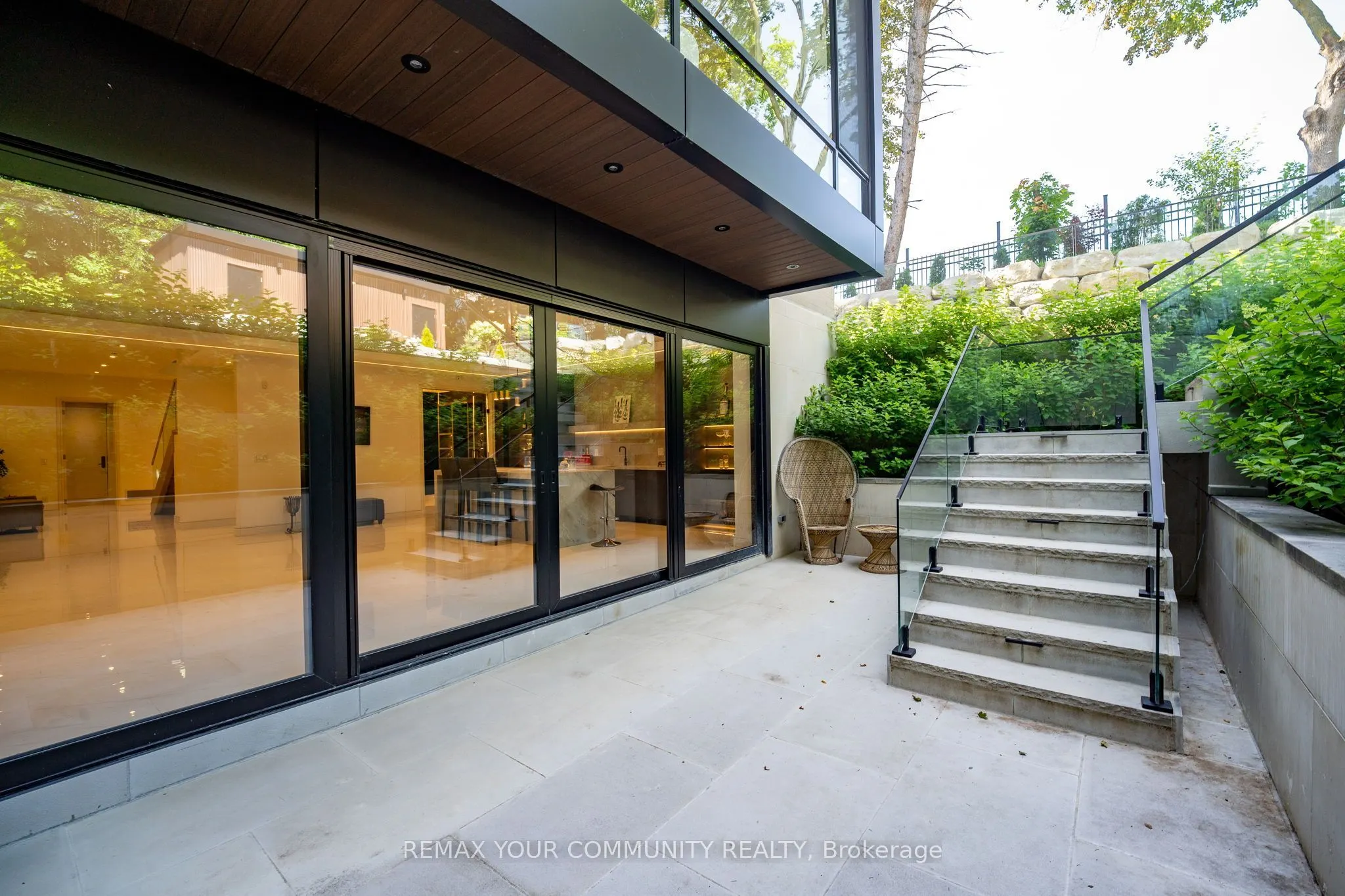 35 Riverside Boulevard
