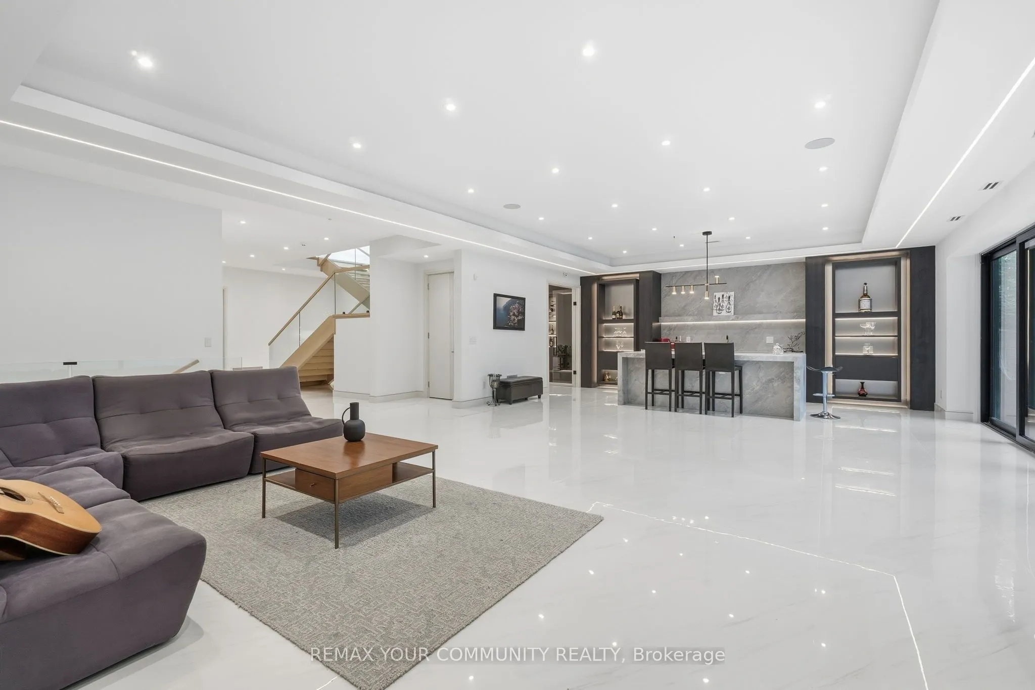 35 Riverside Boulevard