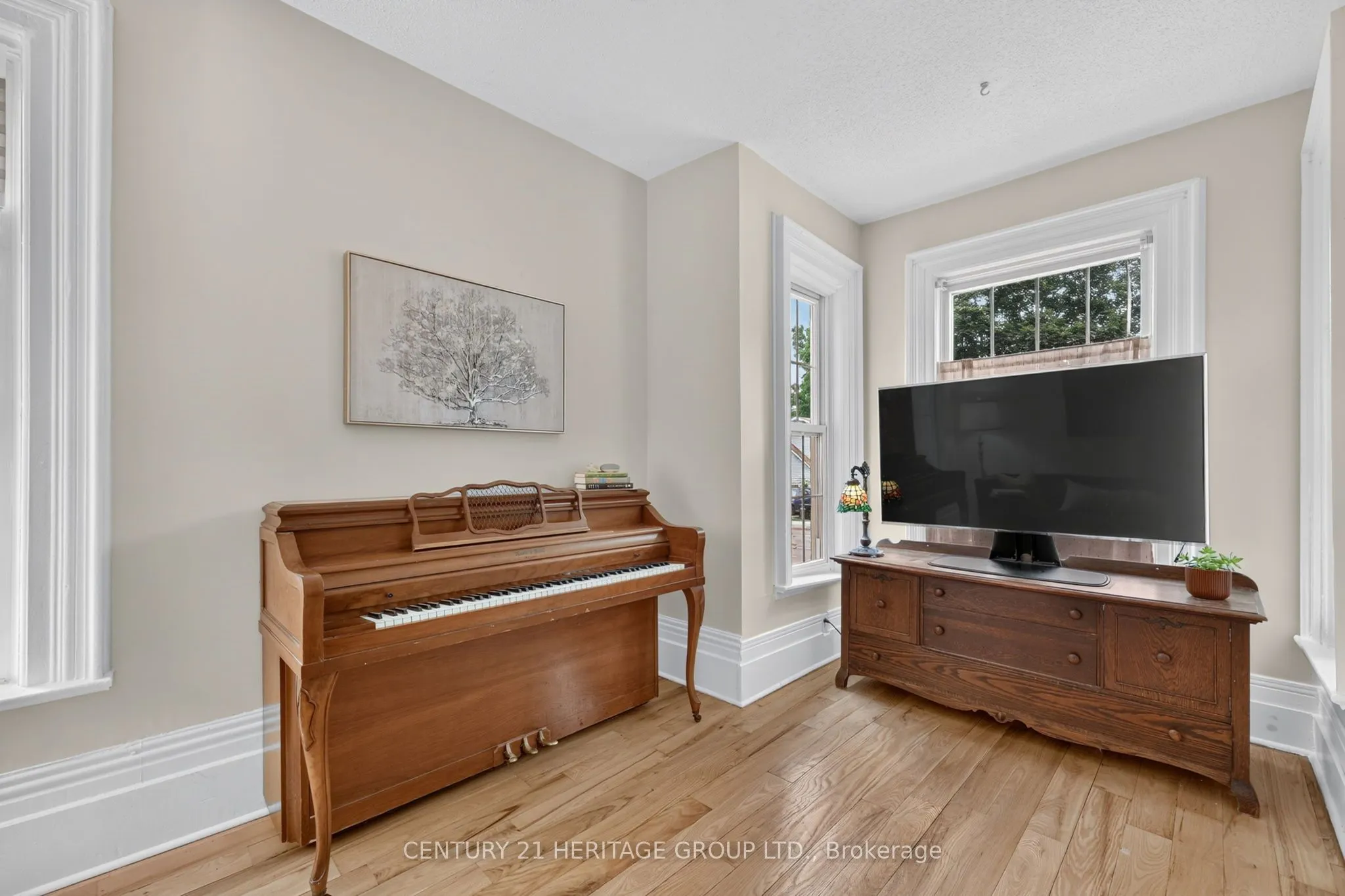 62 Queen Street N