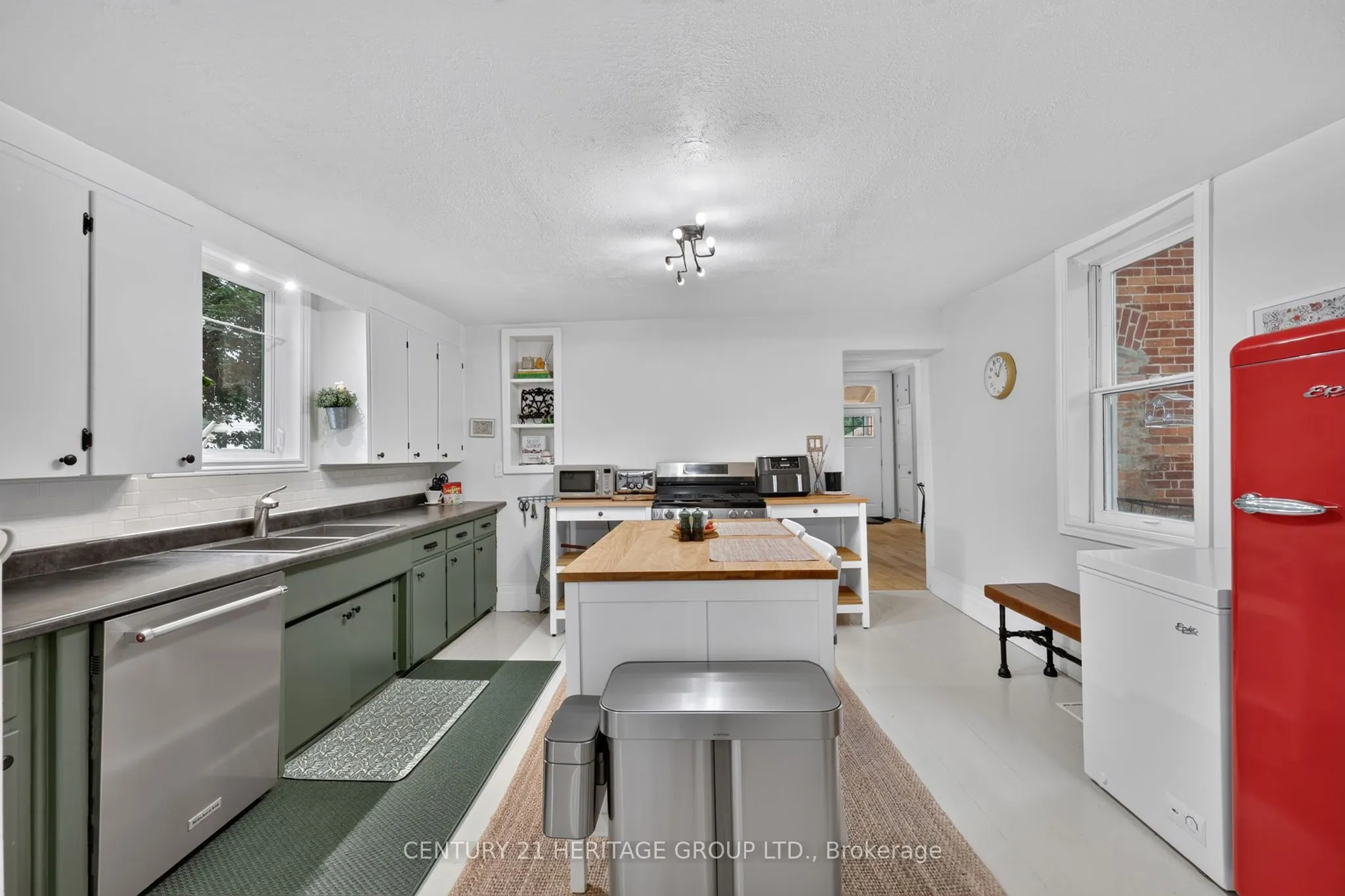 62 Queen Street N