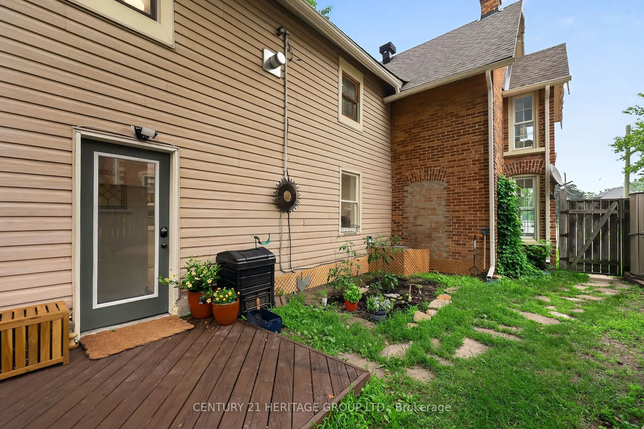 62 Queen Street N