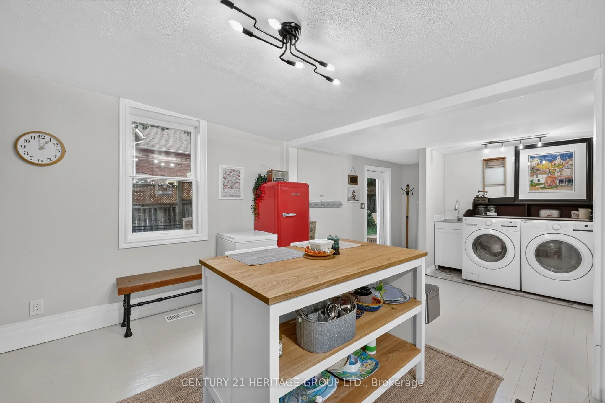 62 Queen Street N