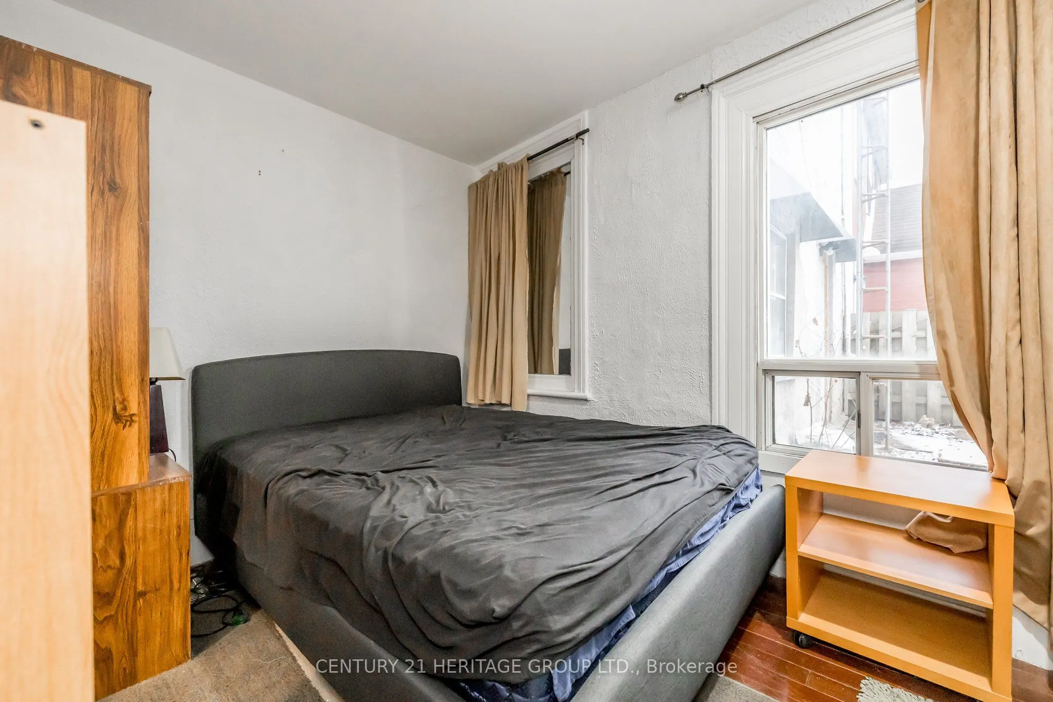 28 Queen Street N