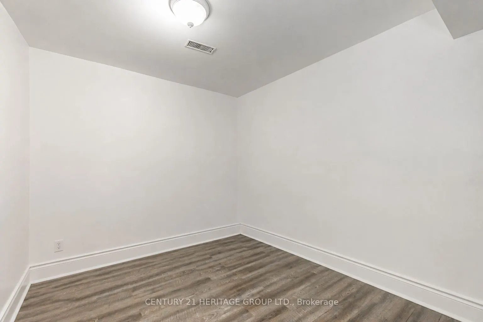 28 Queen Street N