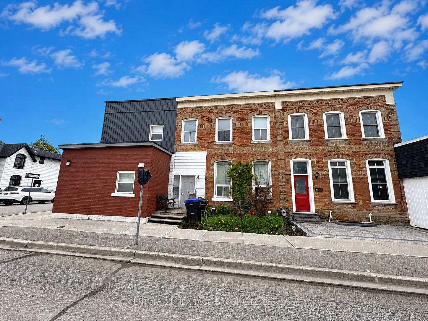 28 Queen Street N