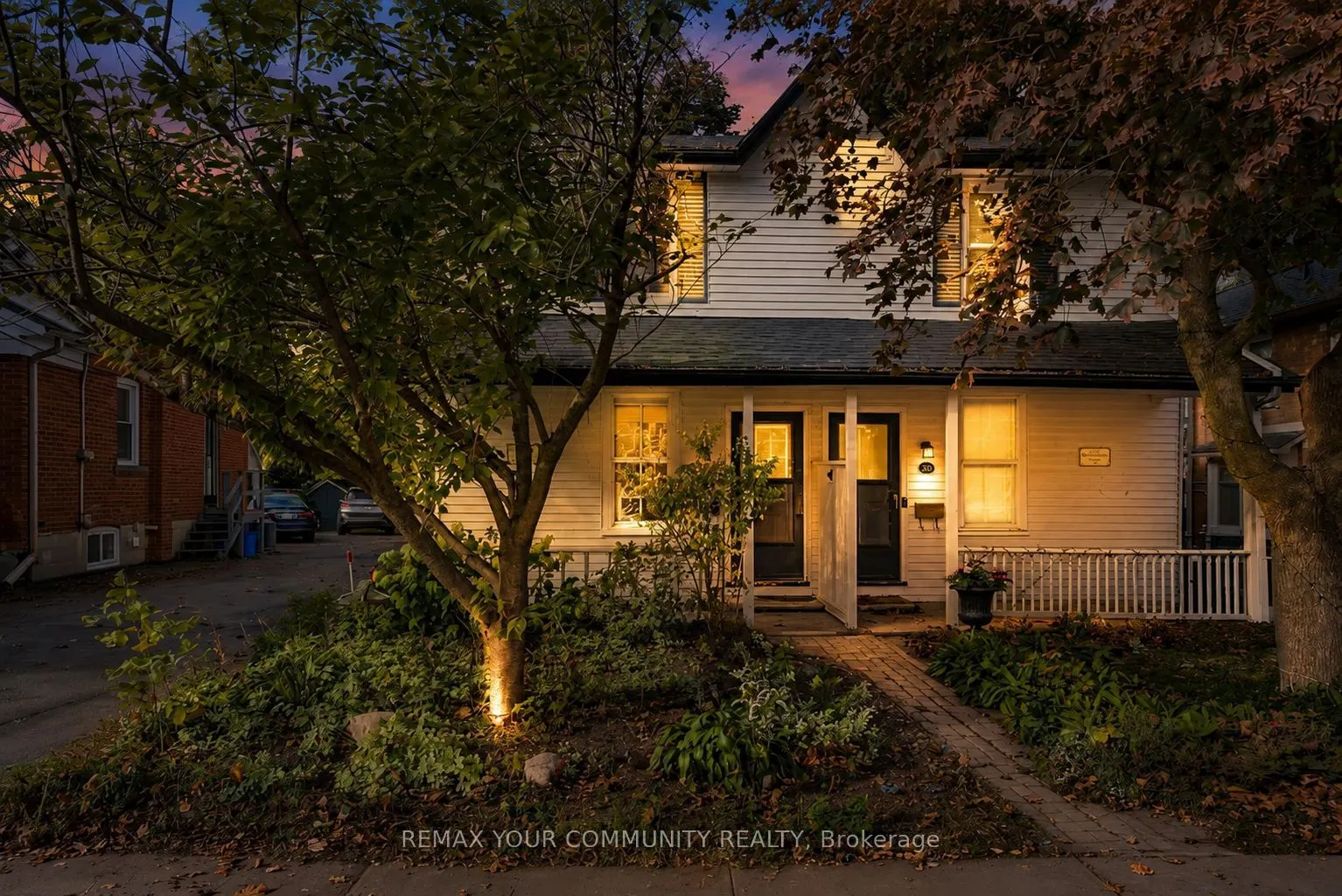 30 Elizabeth Street S