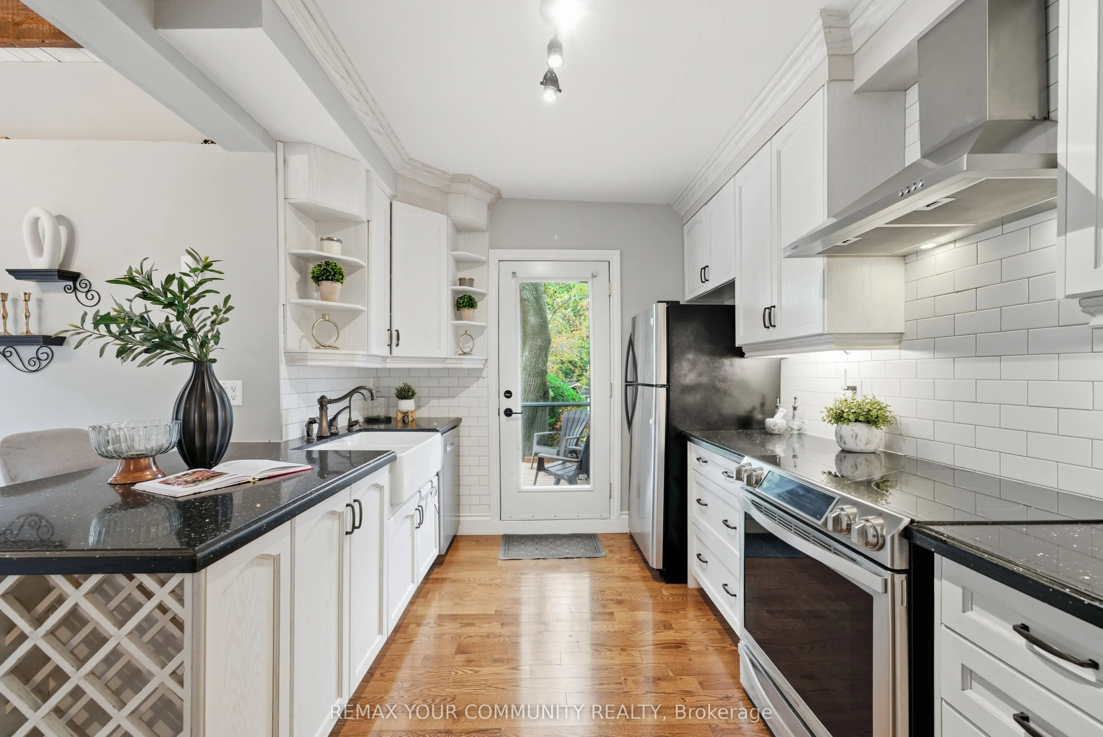 30 Elizabeth Street S