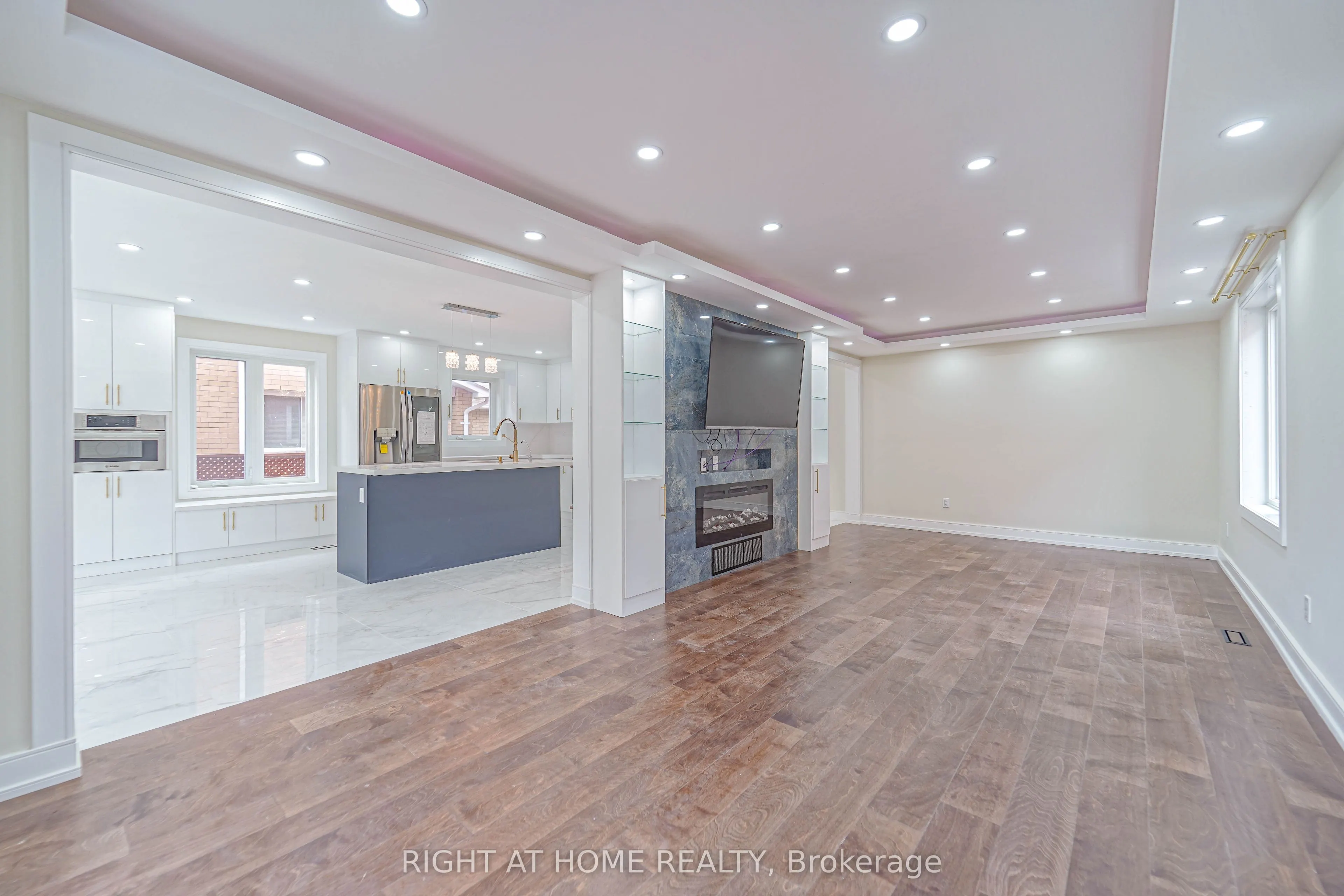 24 Aristotle Drive E