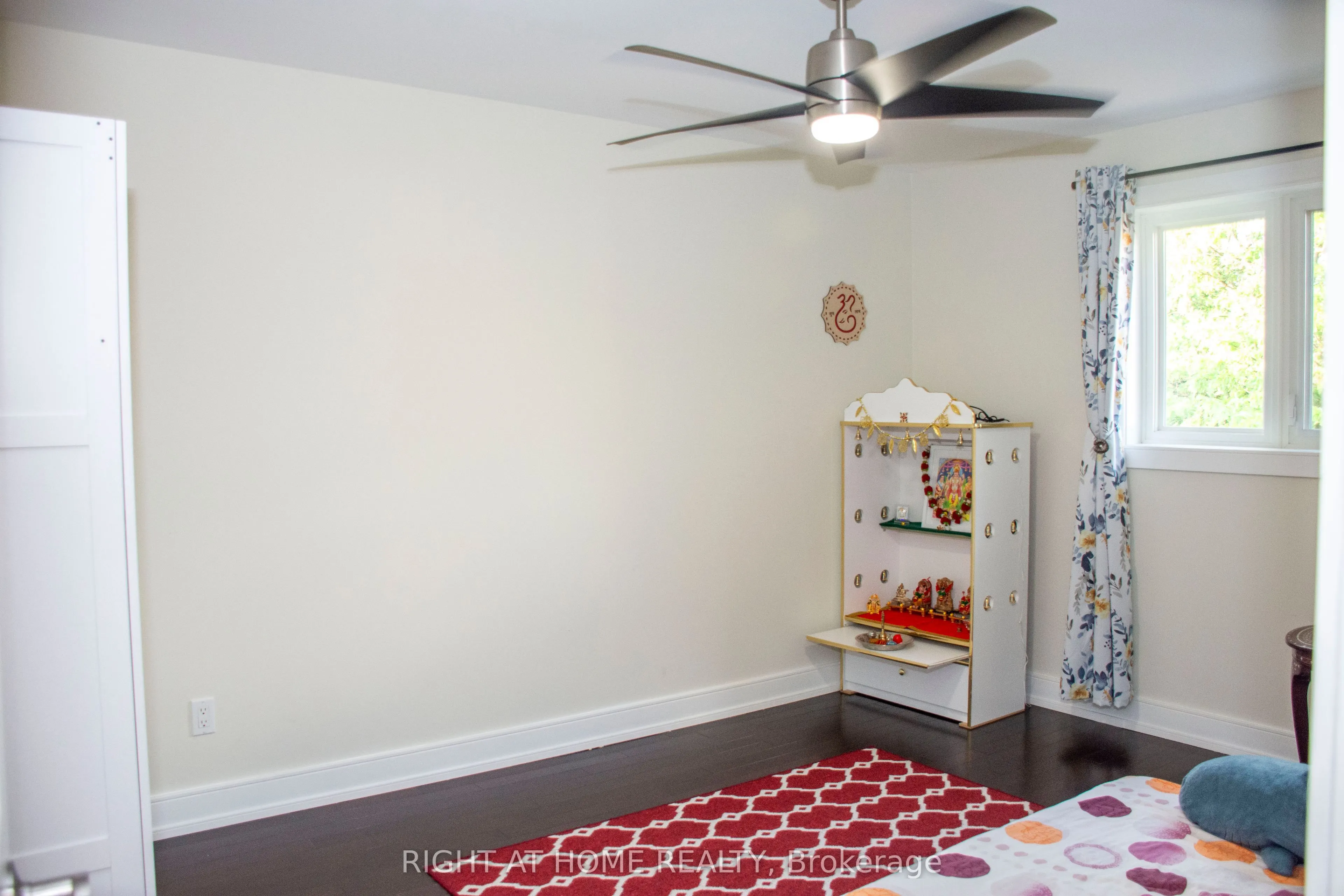 24 Aristotle Drive E